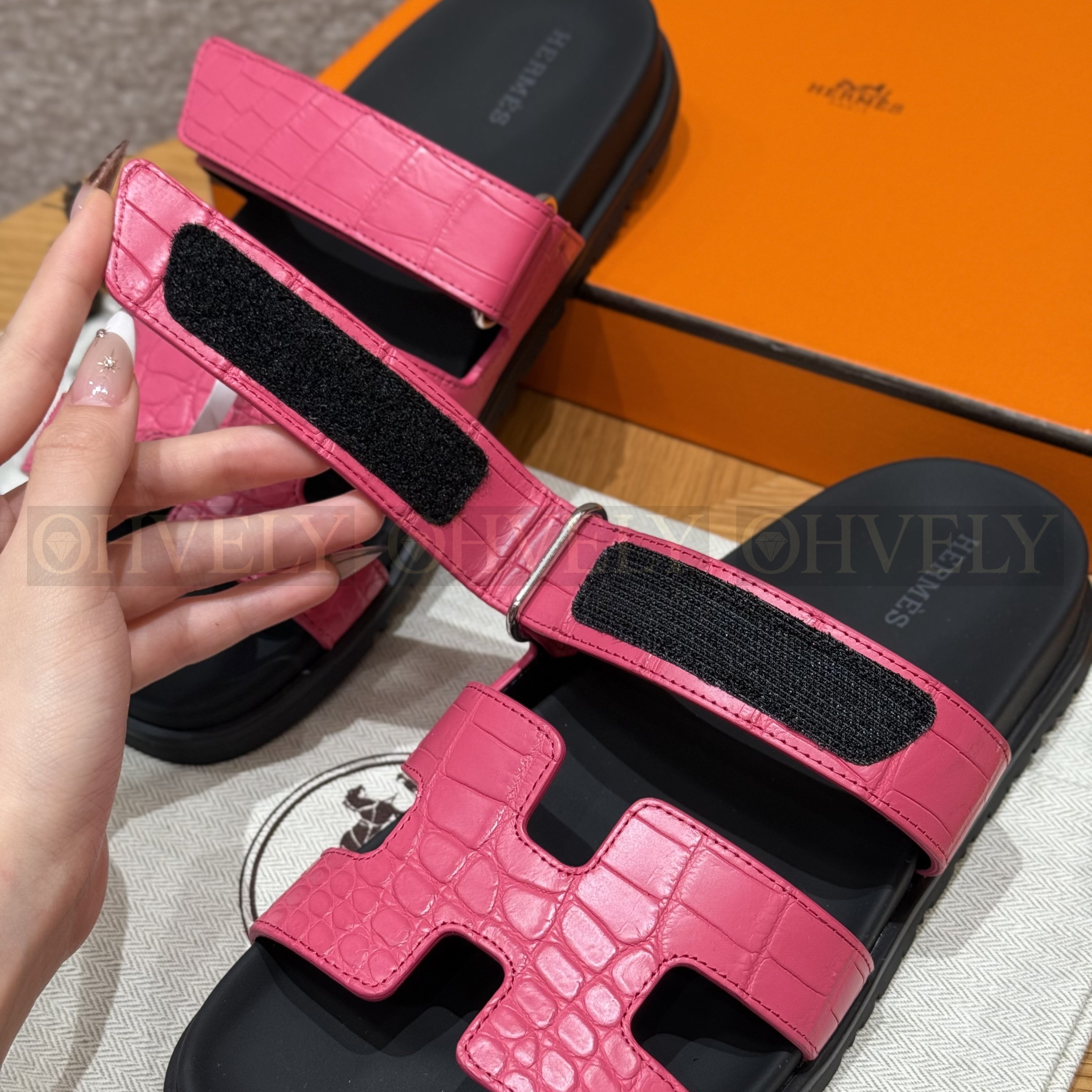 HERMÈS 에르메스 치레 샌들 매트 엘리게이터 & 블랙 로버 솔  (Rose red) 상품 썸네일