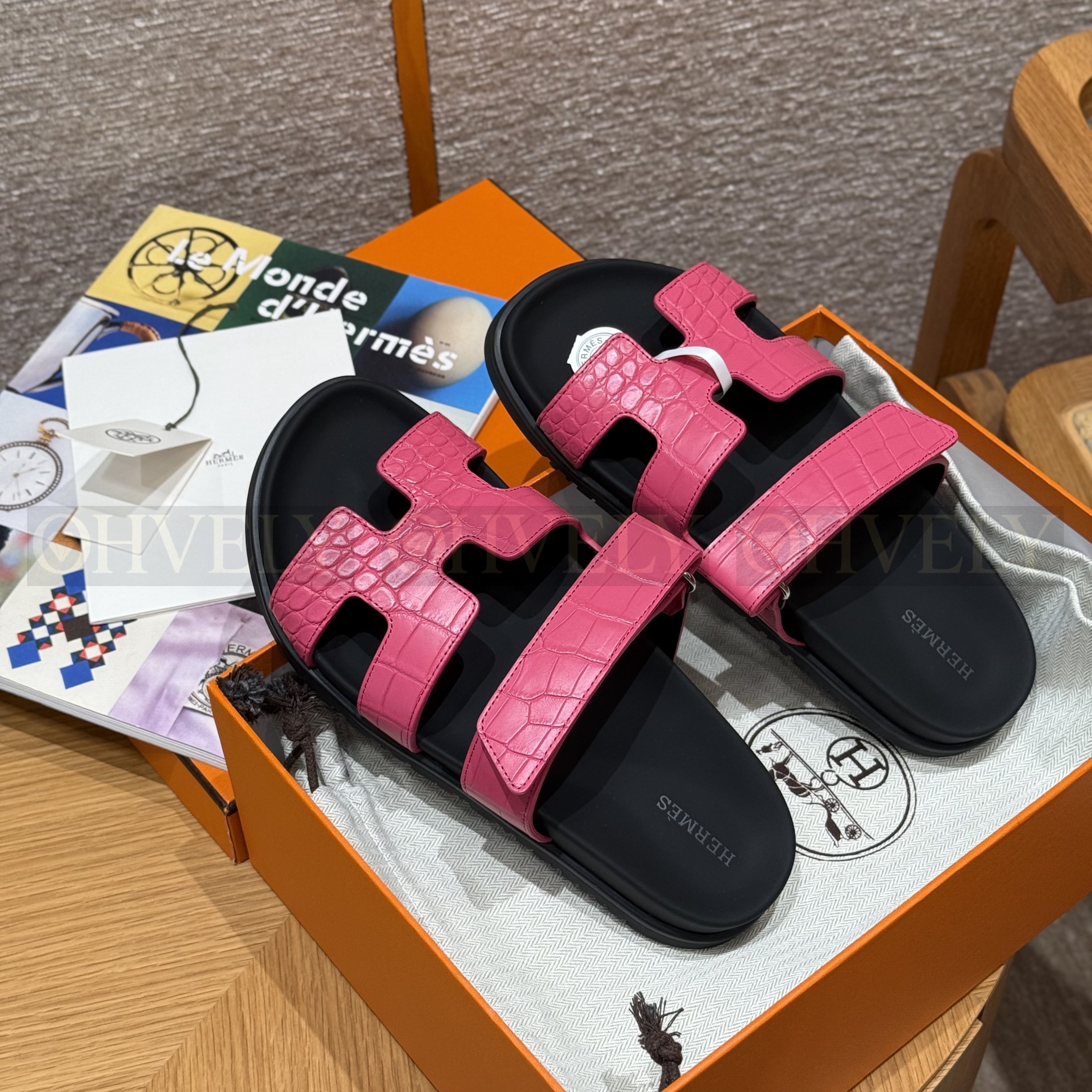 HERMÈS 에르메스 치레 샌들 매트 엘리게이터 & 블랙 로버 솔  (Rose red) 상품 썸네일