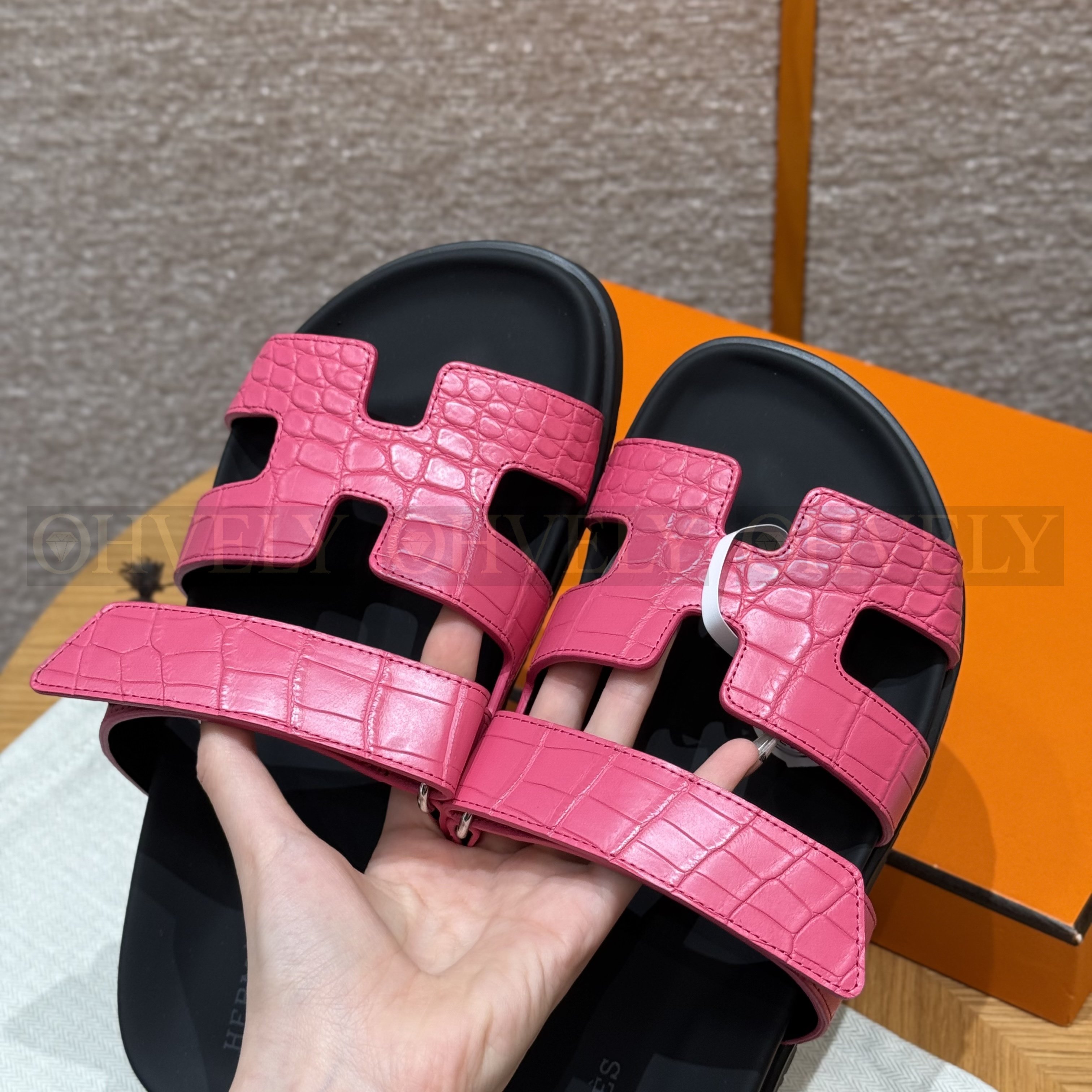HERMÈS 에르메스 치레 샌들 매트 엘리게이터 & 블랙 로버 솔  (Rose red) 상품 썸네일