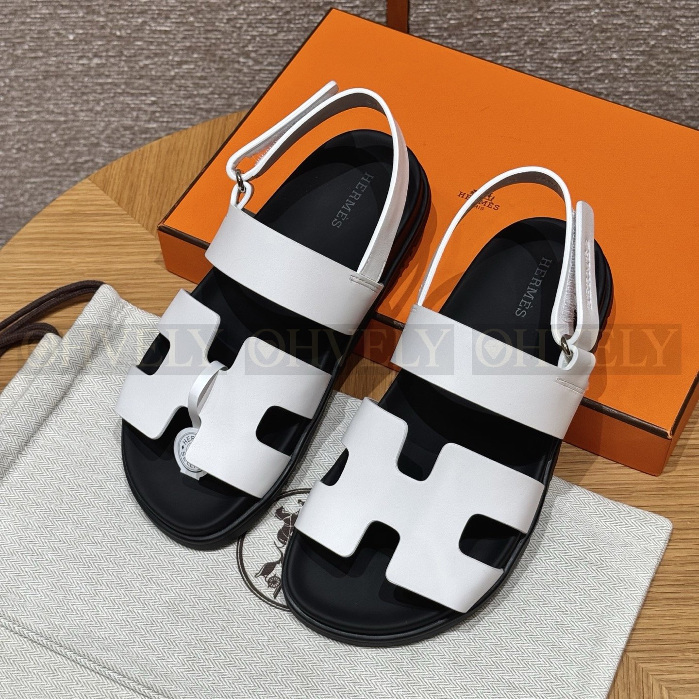 HERMÈS 에르메스 에제리 샌들 카프스킨 & 블랙 로버 솔 (Blanc) 상품 썸네일