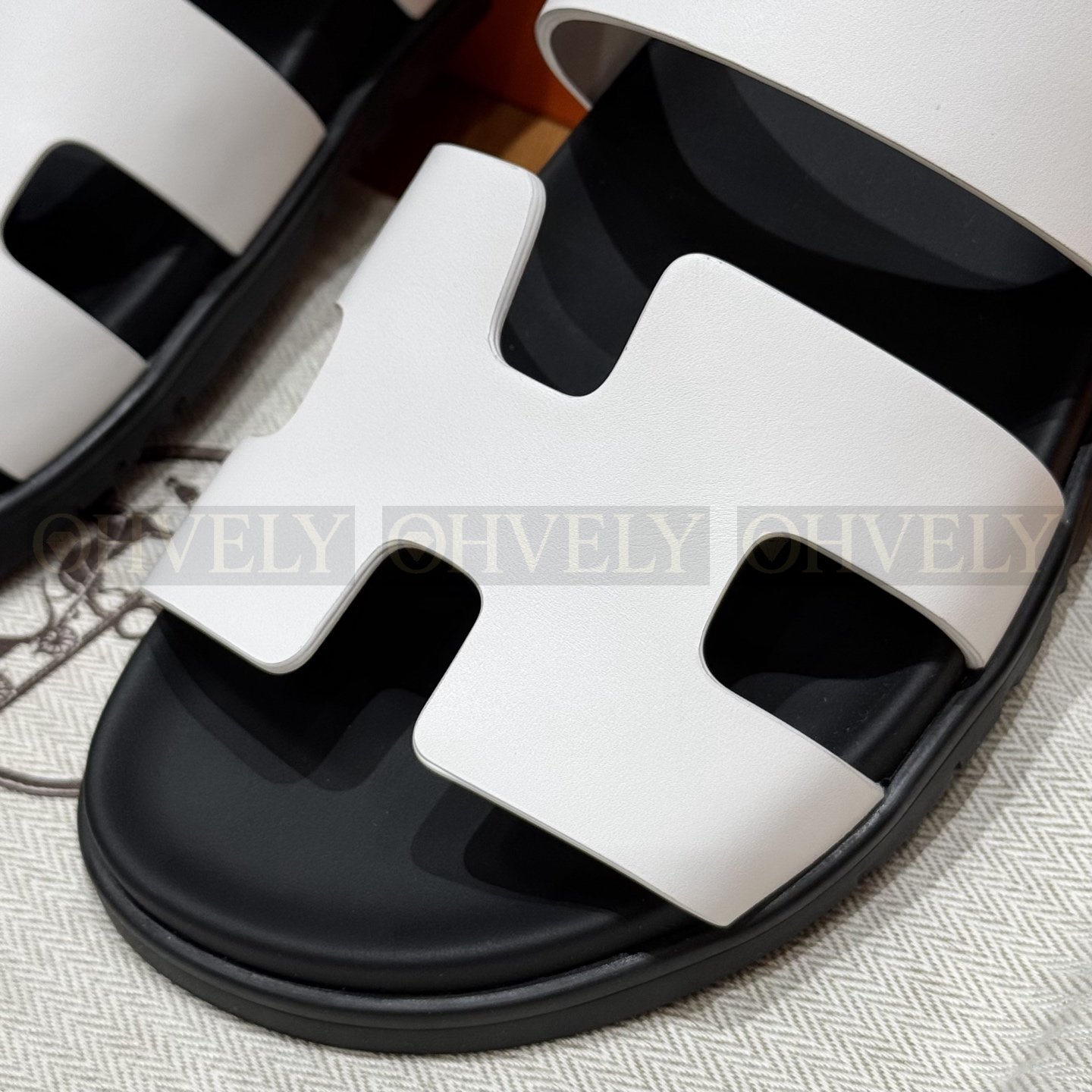 HERMÈS 에르메스 에제리 샌들 카프스킨 & 블랙 로버 솔 (Blanc) 상품 썸네일
