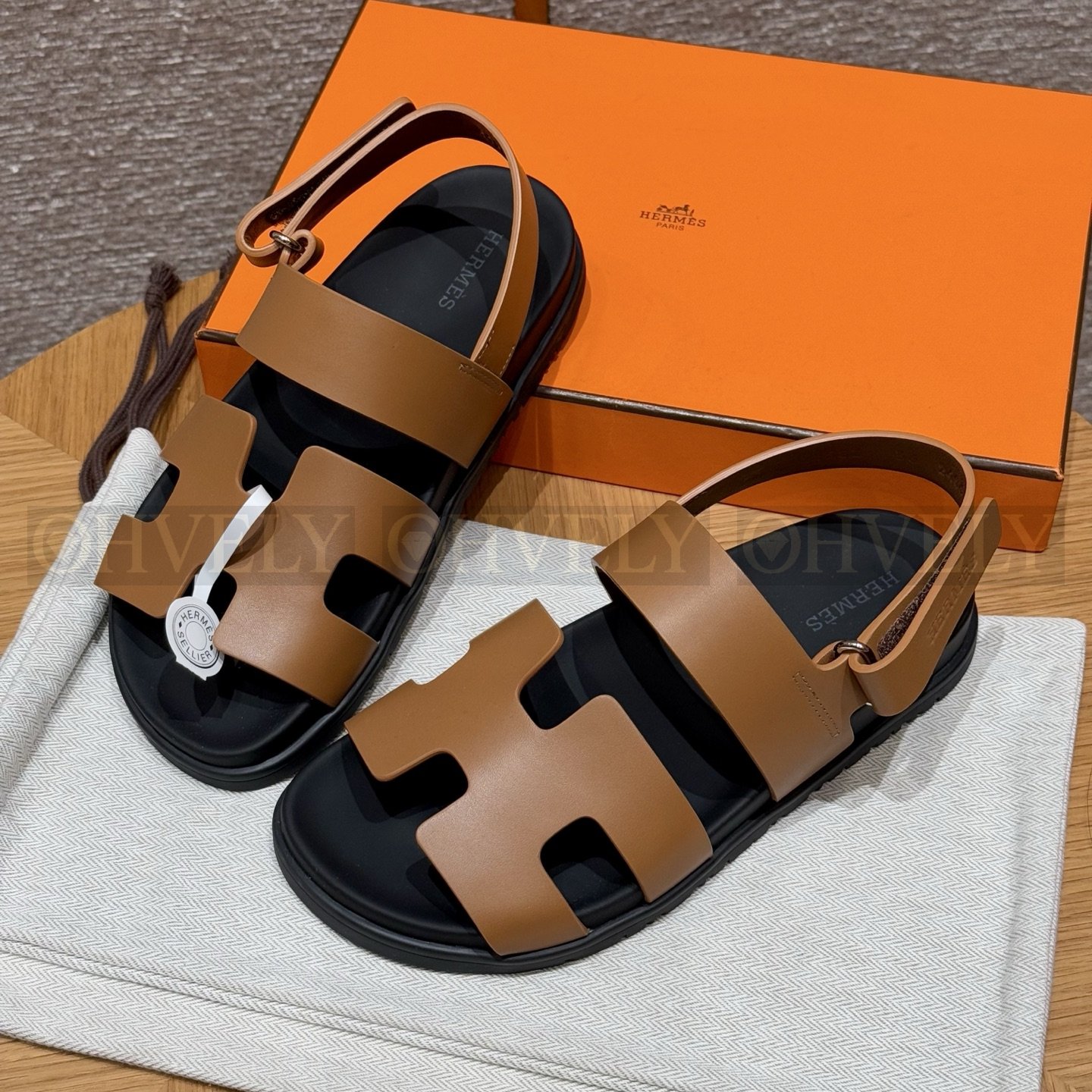 HERMÈS 에르메스 에제리 샌들 카프스킨 & 블랙 로버 솔 (Naturel) 상품 썸네일