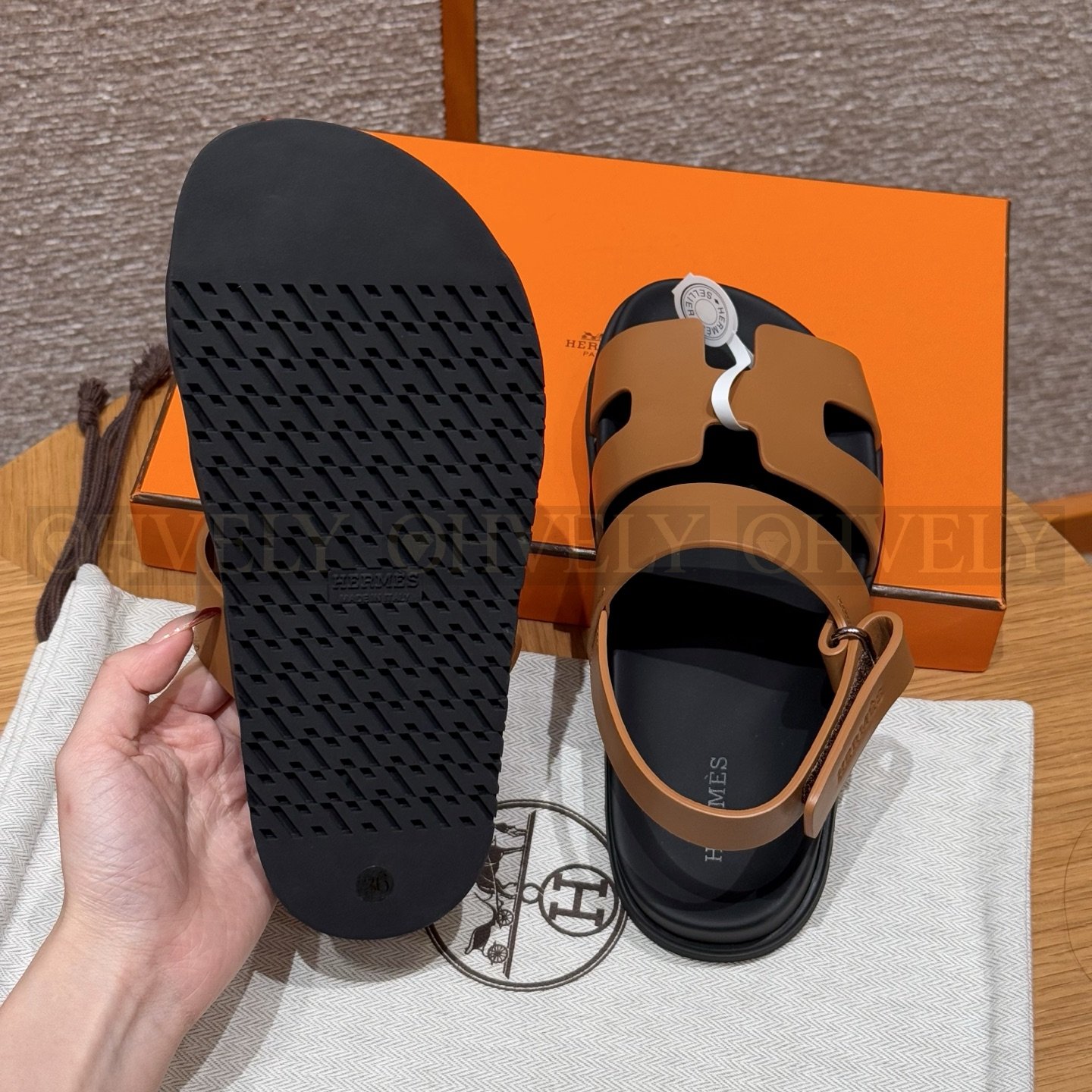 HERMÈS 에르메스 에제리 샌들 카프스킨 & 블랙 로버 솔 (Naturel) 상품 썸네일