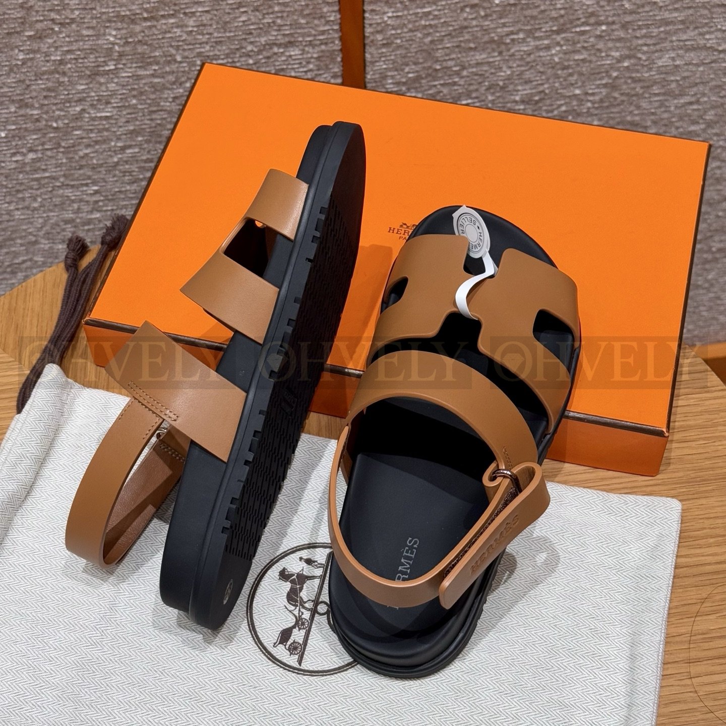 HERMÈS 에르메스 에제리 샌들 카프스킨 & 블랙 로버 솔 (Naturel) 상품 썸네일