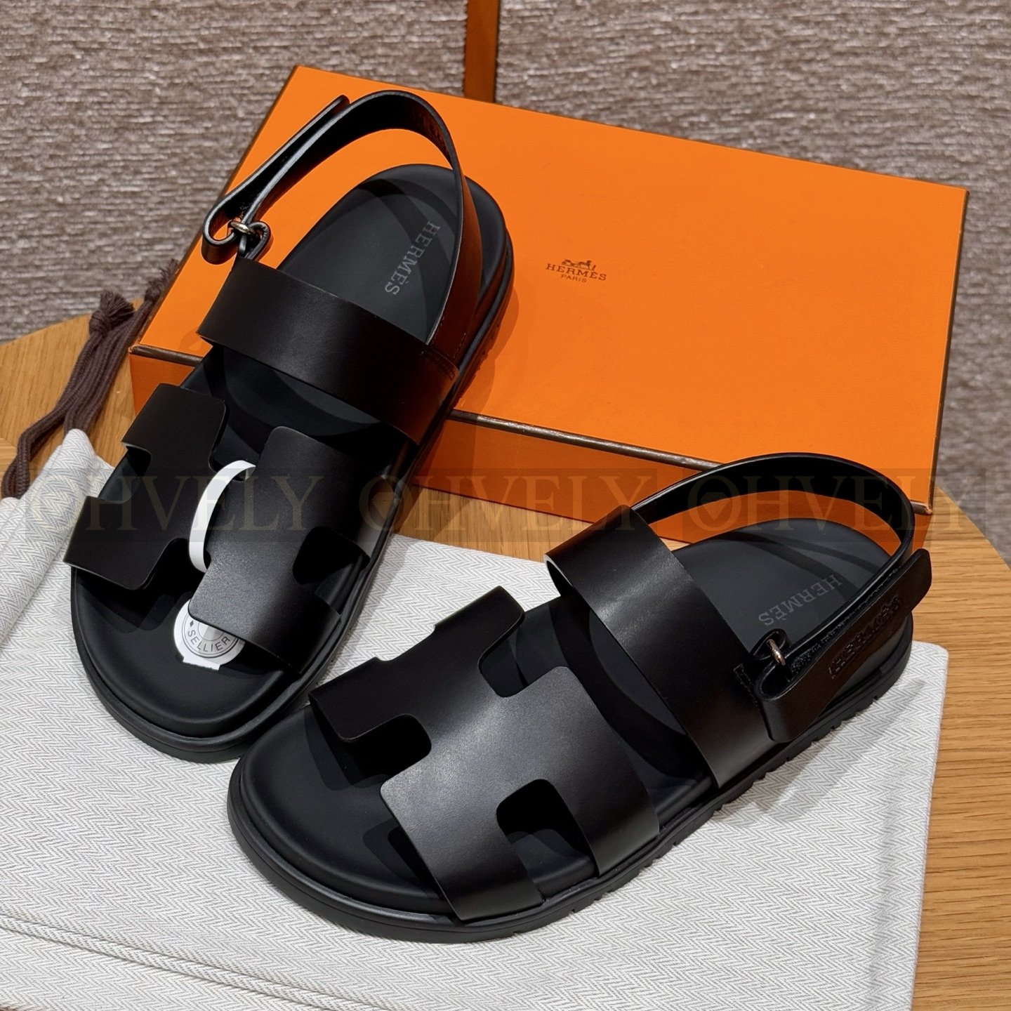 HERMÈS 에르메스 에제리 샌들 카프스킨 & 블랙 로버 솔 (Noir) 상품 썸네일