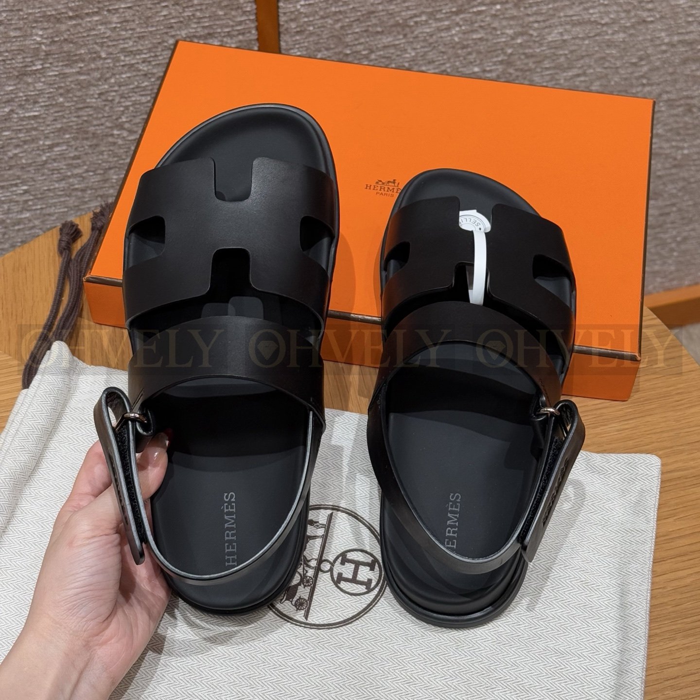 HERMÈS 에르메스 에제리 샌들 카프스킨 & 블랙 로버 솔 (Noir) 상품 썸네일