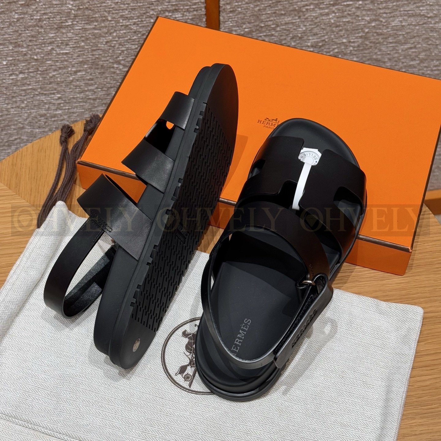 HERMÈS 에르메스 에제리 샌들 카프스킨 & 블랙 로버 솔 (Noir) 상품 썸네일