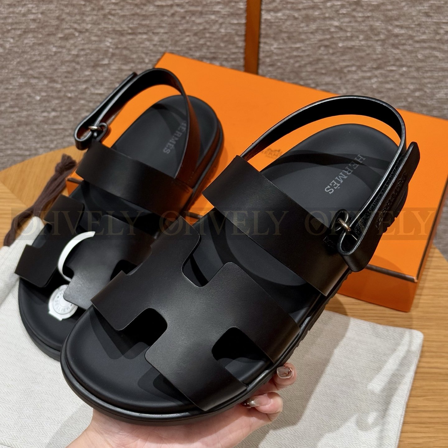 HERMÈS 에르메스 에제리 샌들 카프스킨 & 블랙 로버 솔 (Noir) 상품 썸네일