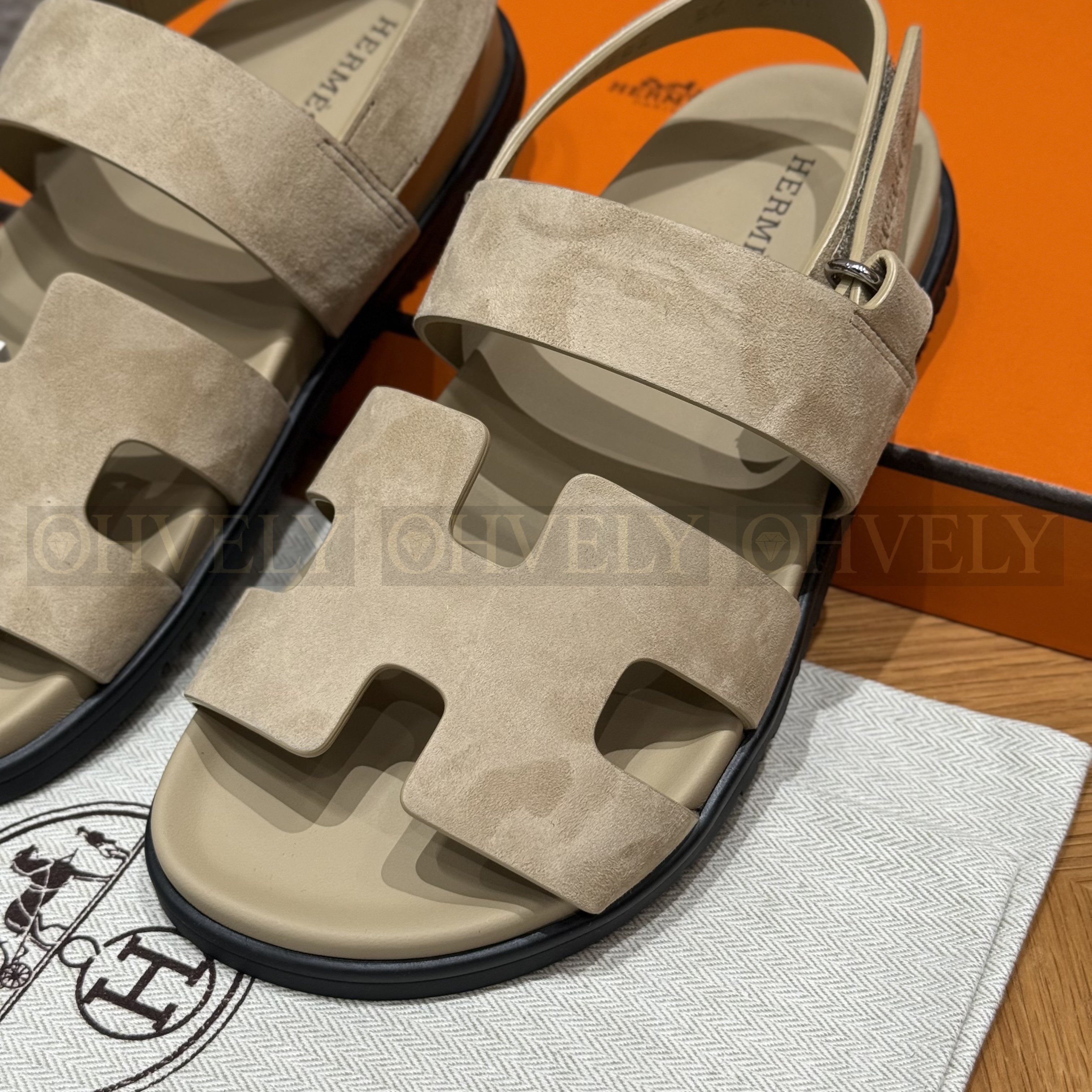 HERMÈS 에르메스 에제리 샌들 카프스킨 & 블랙 로버 솔 (Blanc) 상품 썸네일