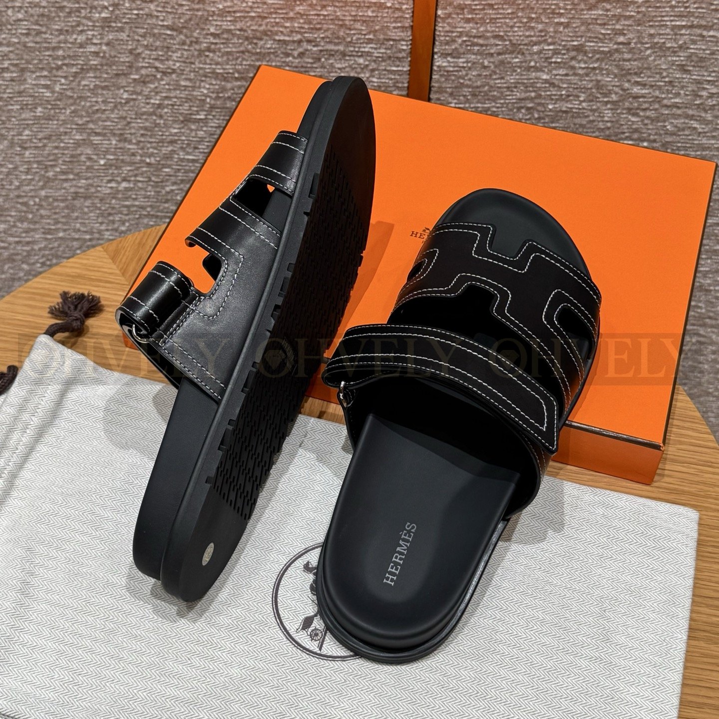 HERMÈS 에르메스 칩레 샌들 박스 카프스킨 & 블랙 로버 솔 (Black) 상품 썸네일