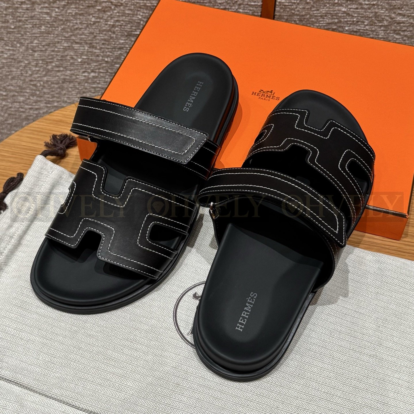 HERMÈS 에르메스 칩레 샌들 박스 카프스킨 & 블랙 로버 솔 (Black) 상품 썸네일