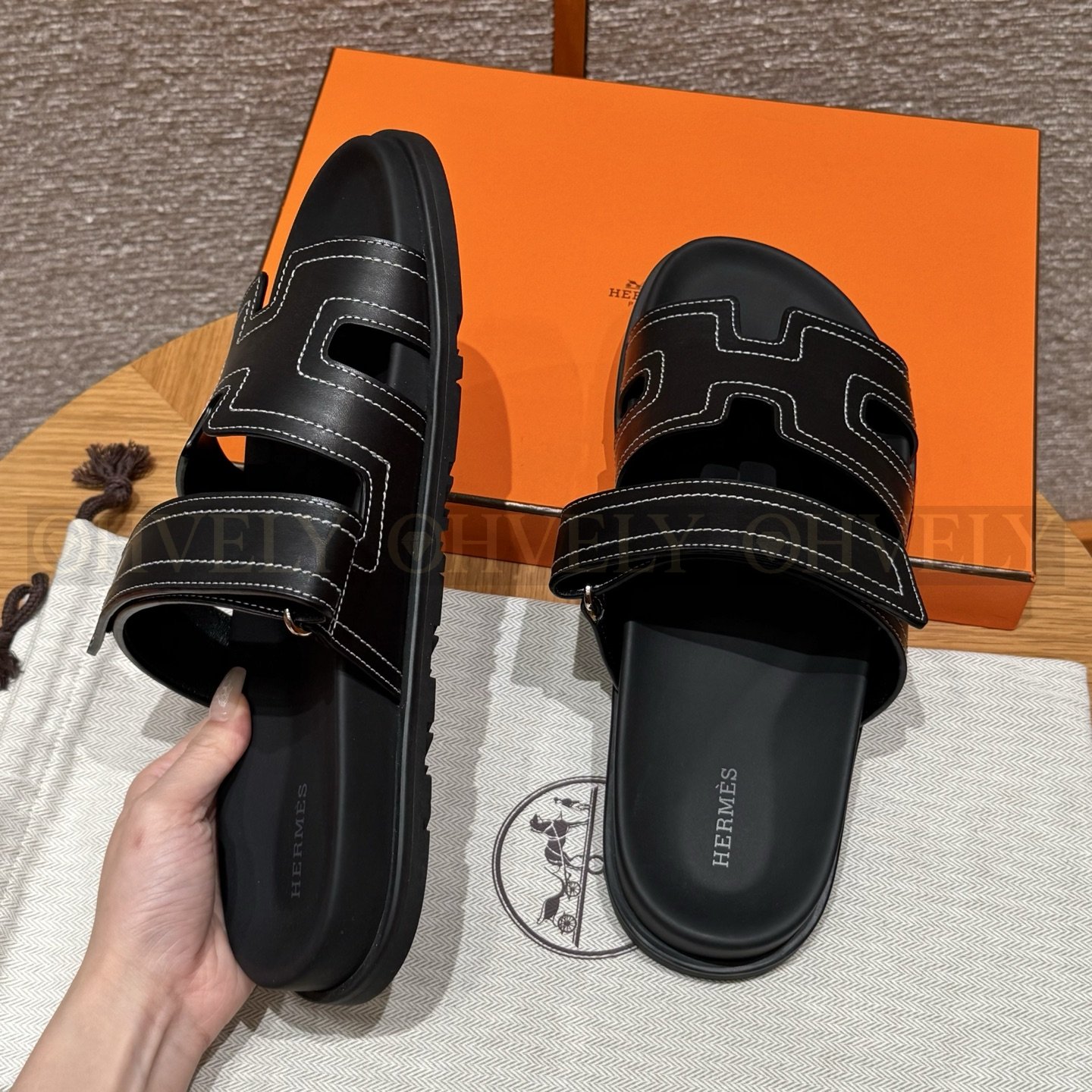 HERMÈS 에르메스 칩레 샌들 박스 카프스킨 & 블랙 로버 솔 (Black) 상품 썸네일