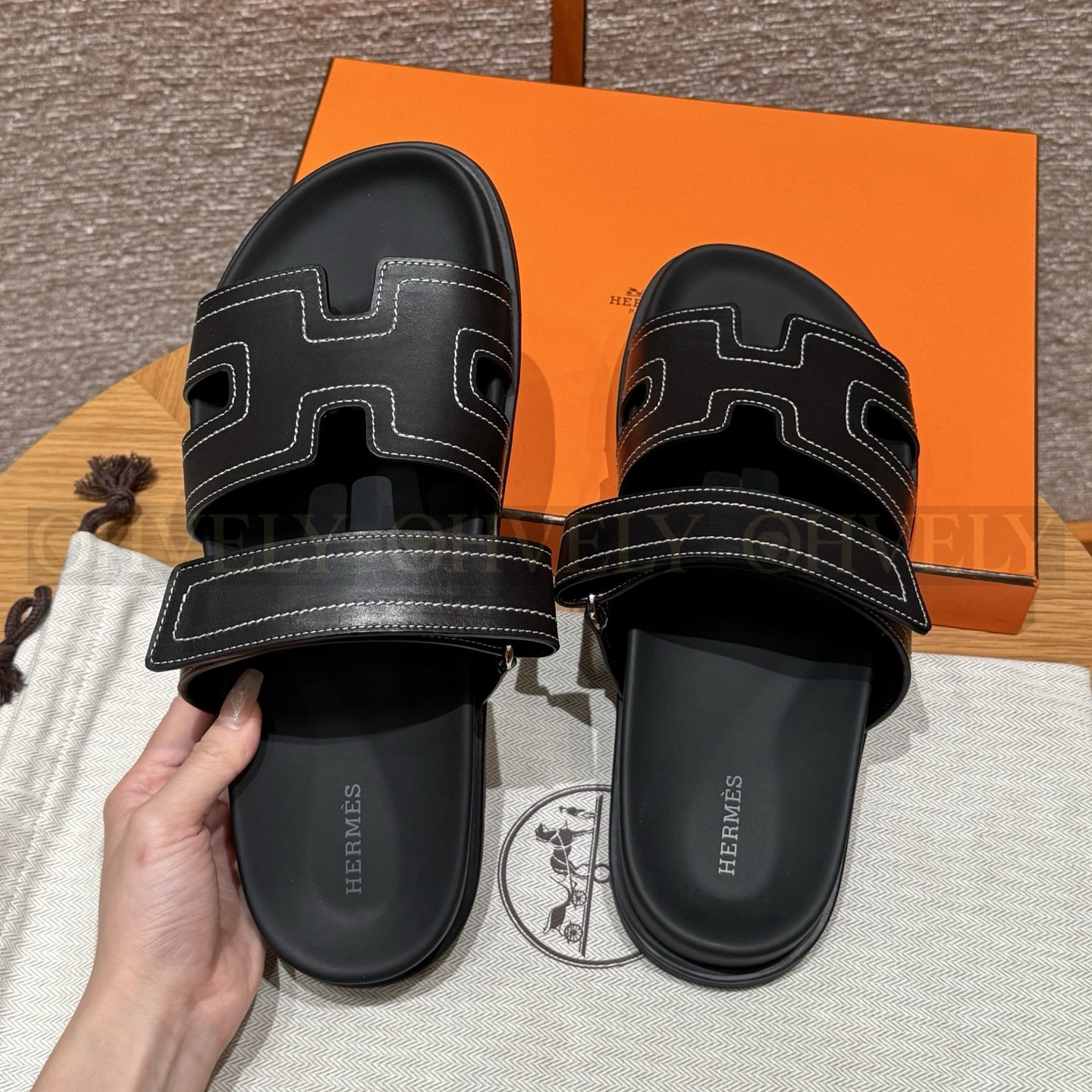HERMÈS 에르메스 칩레 샌들 박스 카프스킨 & 블랙 로버 솔 (Black) 상품 썸네일