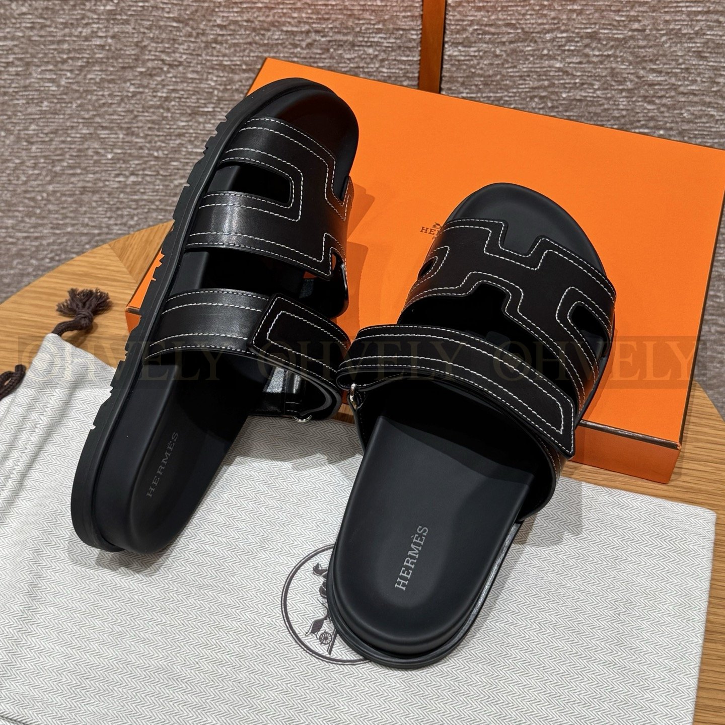 HERMÈS 에르메스 칩레 샌들 박스 카프스킨 & 블랙 로버 솔 (Black) 상품 썸네일