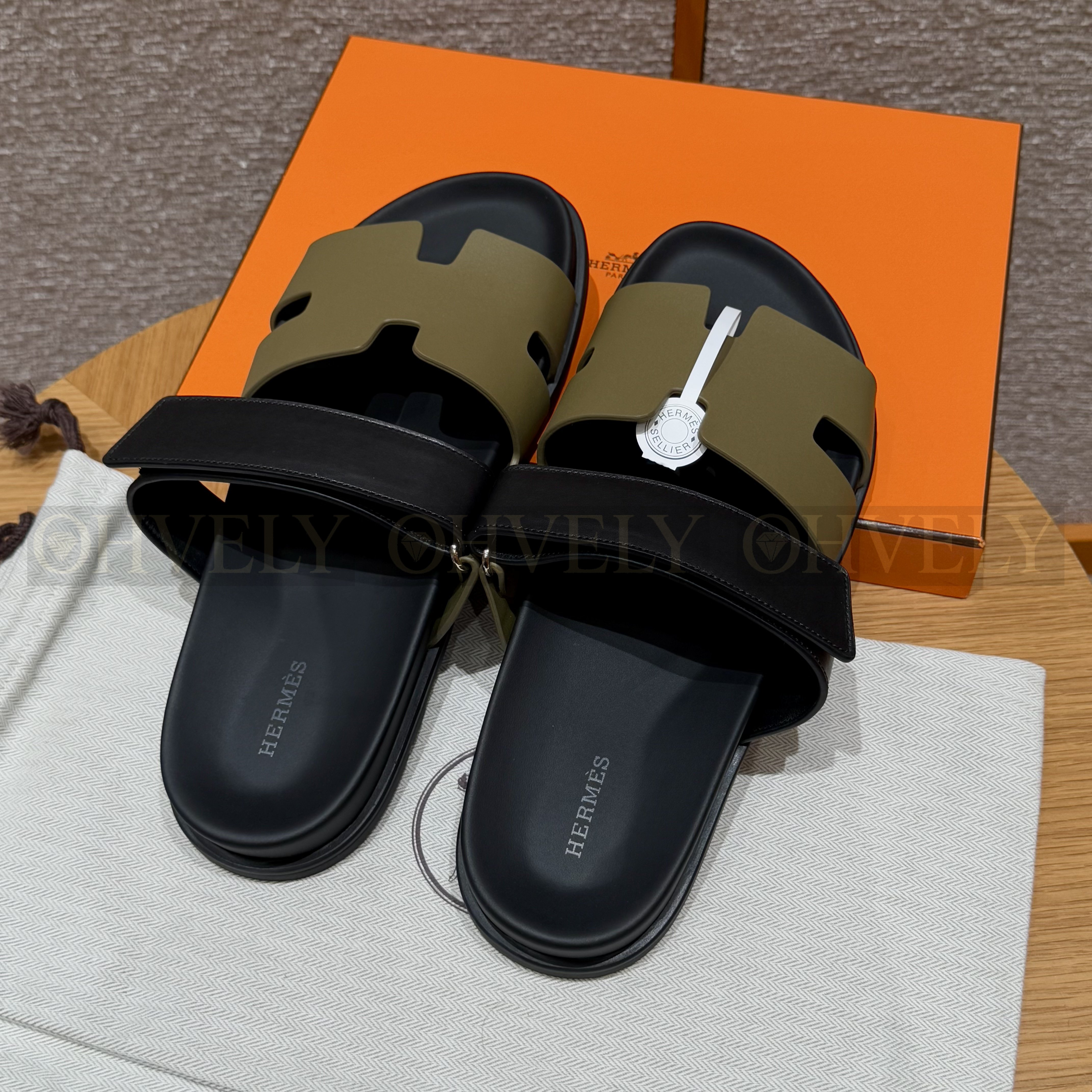 HERMÈS 에르메스 칩레 샌들 카프스킨 & 블랙 로버 솔 (Kaki / Noir) 상품 썸네일