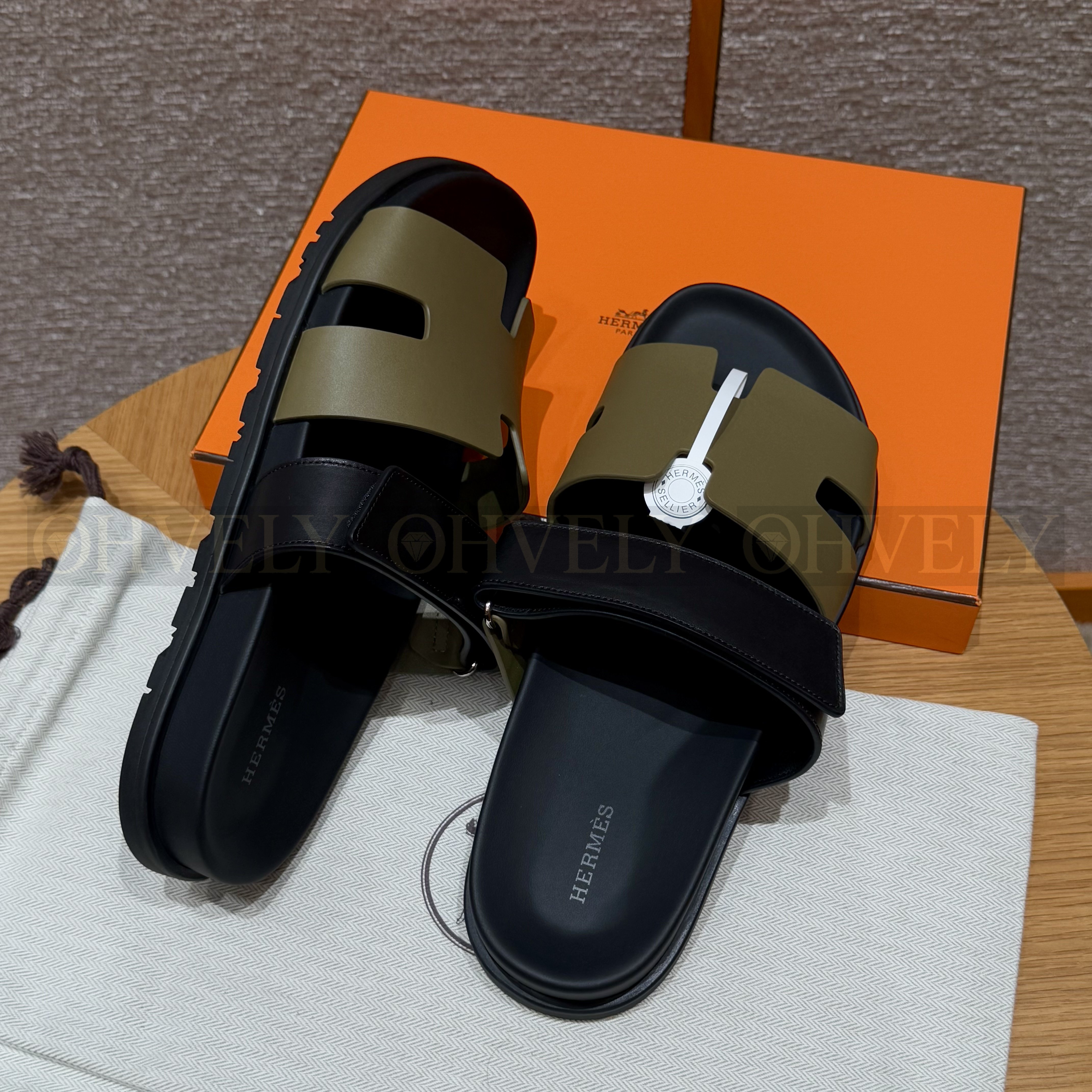 HERMÈS 에르메스 칩레 샌들 카프스킨 & 블랙 로버 솔 (Kaki / Noir) 상품 썸네일
