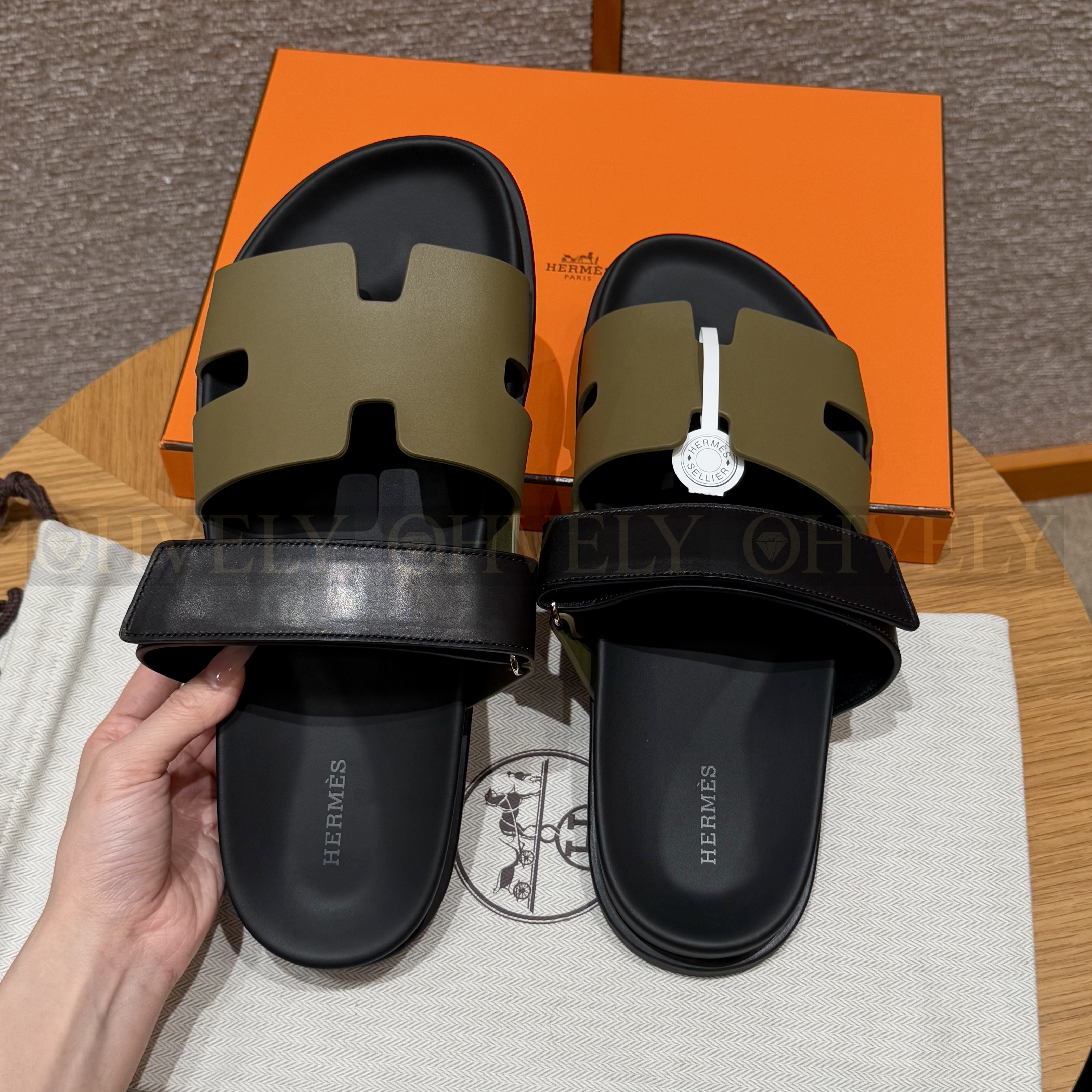 HERMÈS 에르메스 칩레 샌들 카프스킨 & 블랙 로버 솔 (Kaki / Noir) 상품 썸네일