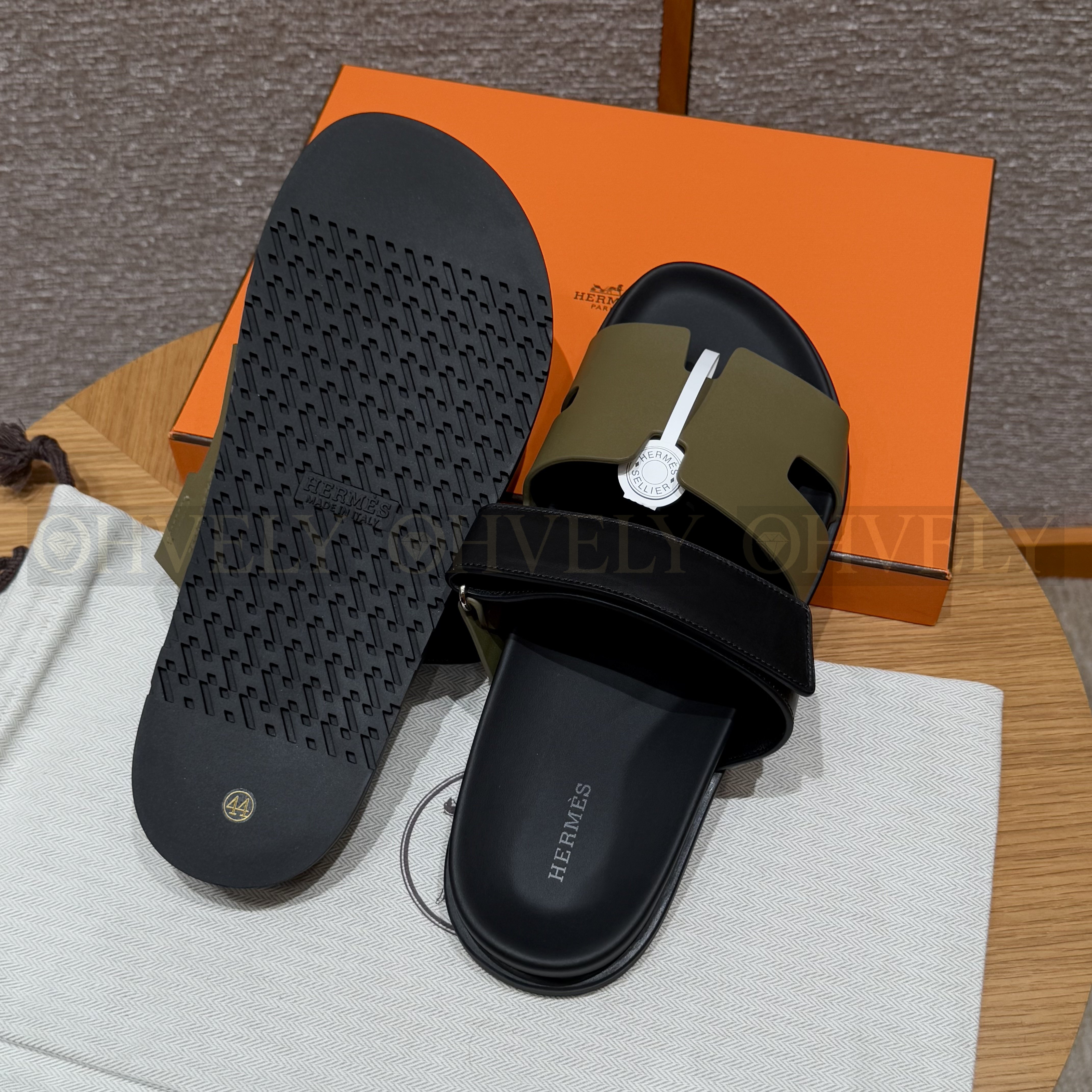 HERMÈS 에르메스 칩레 샌들 카프스킨 & 블랙 로버 솔 (Kaki / Noir) 상품 썸네일