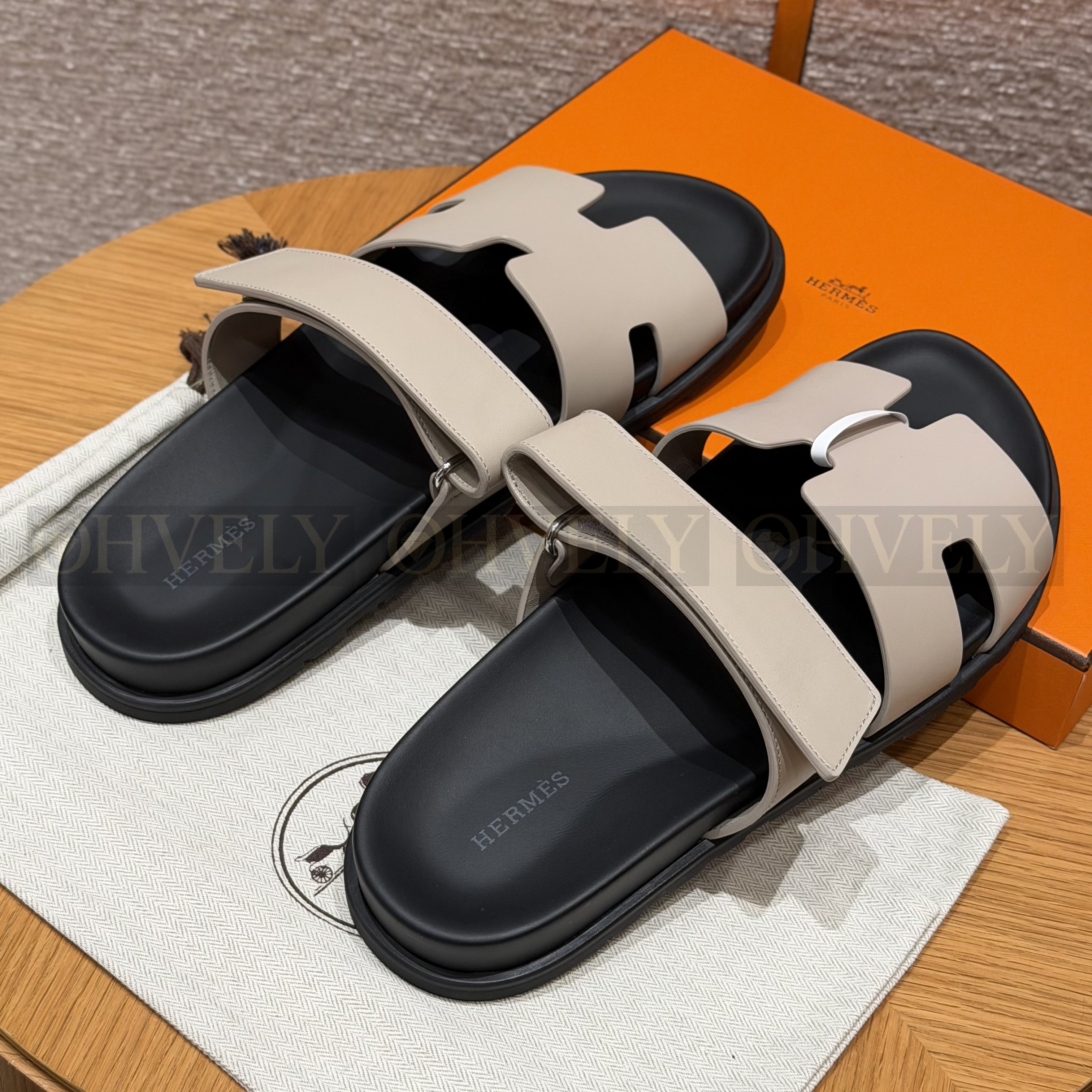 HERMÈS 에르메스 칩레 샌들 박스 카프스킨 & 블랙 로버 솔 (Pebble Beige) 상품 썸네일