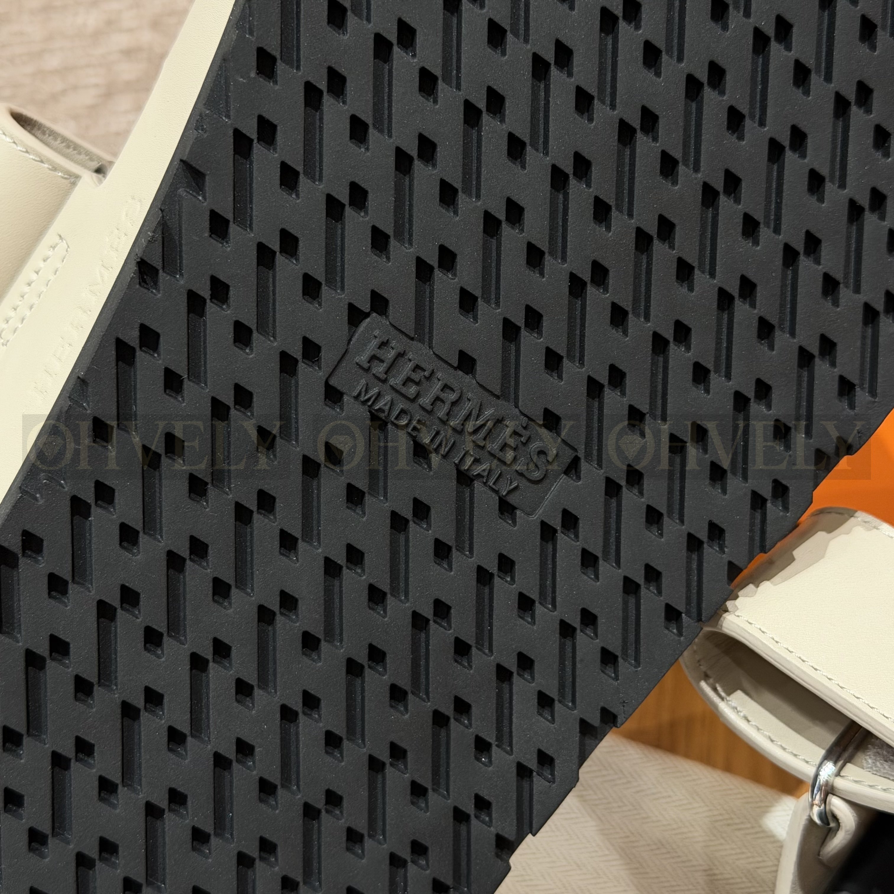 HERMÈS 에르메스 칩레 샌들 박스 카프스킨 & 블랙 로버 솔 (Pebble Beige) 상품 썸네일