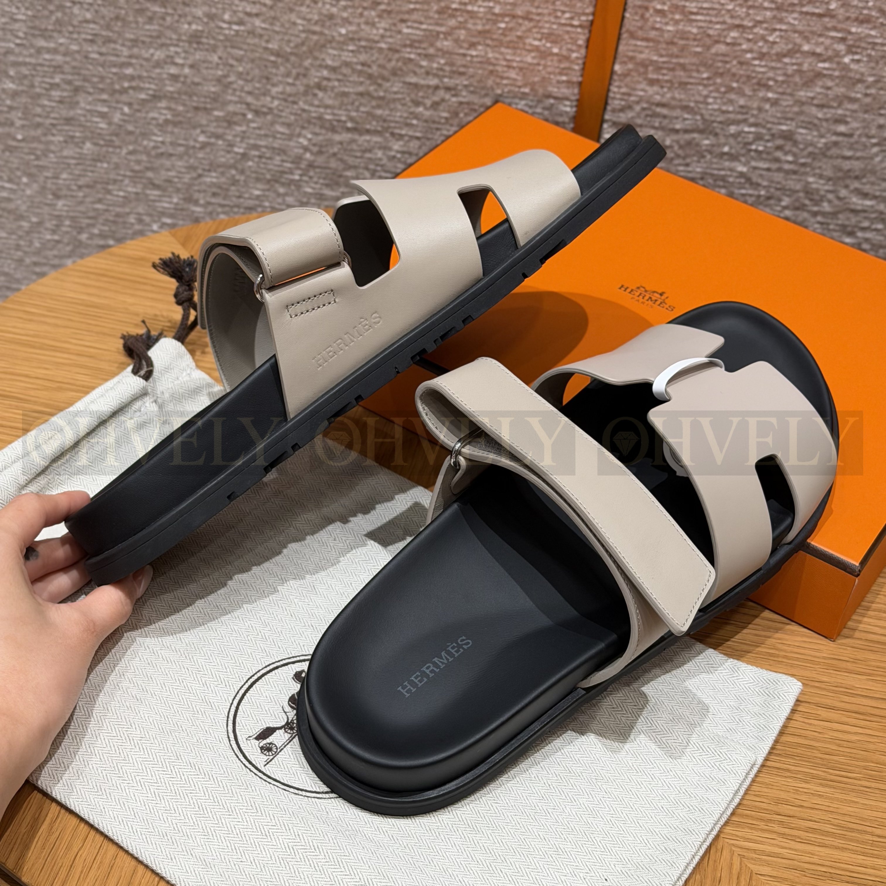 HERMÈS 에르메스 칩레 샌들 박스 카프스킨 & 블랙 로버 솔 (Pebble Beige) 상품 썸네일