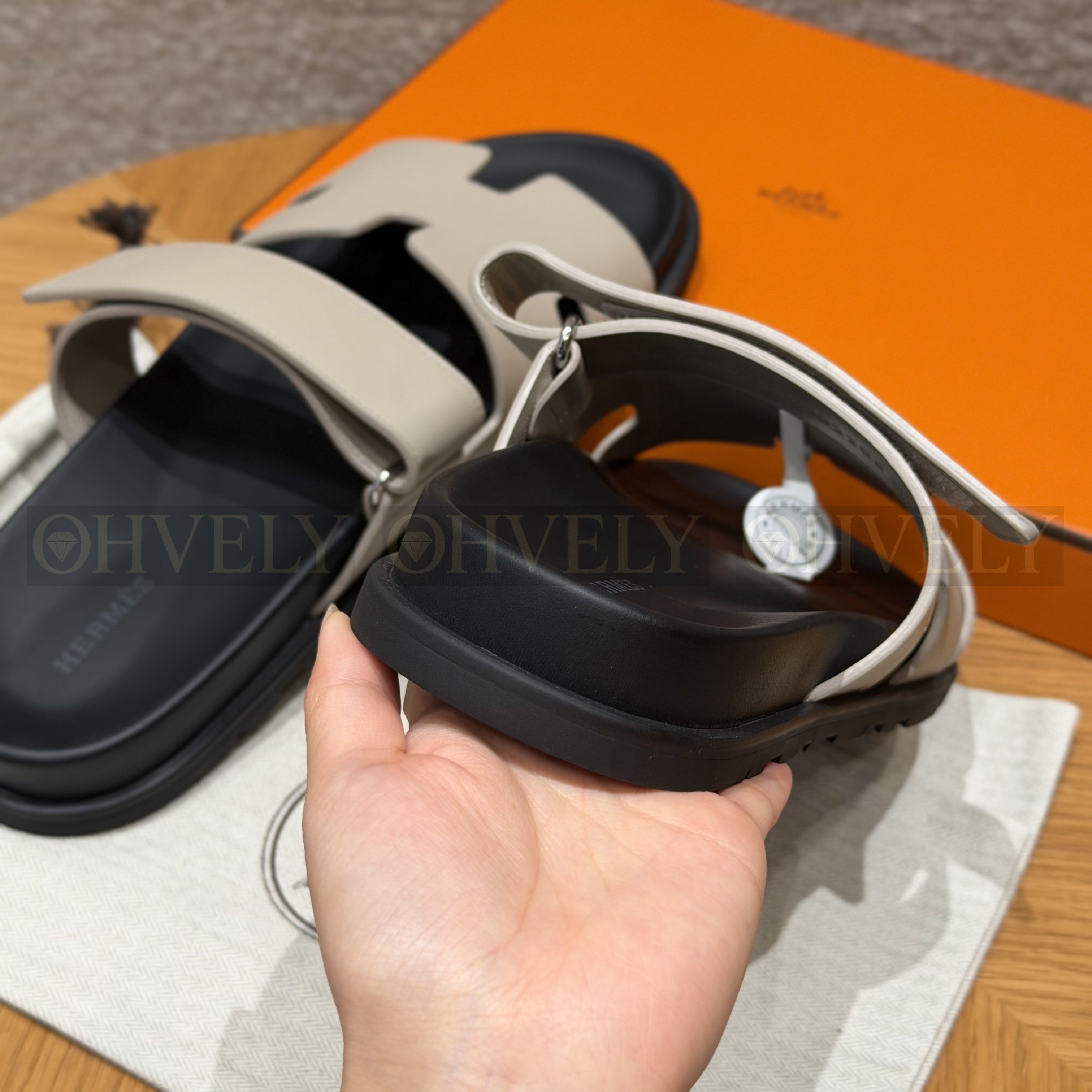 HERMÈS 에르메스 칩레 샌들 박스 카프스킨 & 블랙 로버 솔 (Pebble Beige) 상품 썸네일