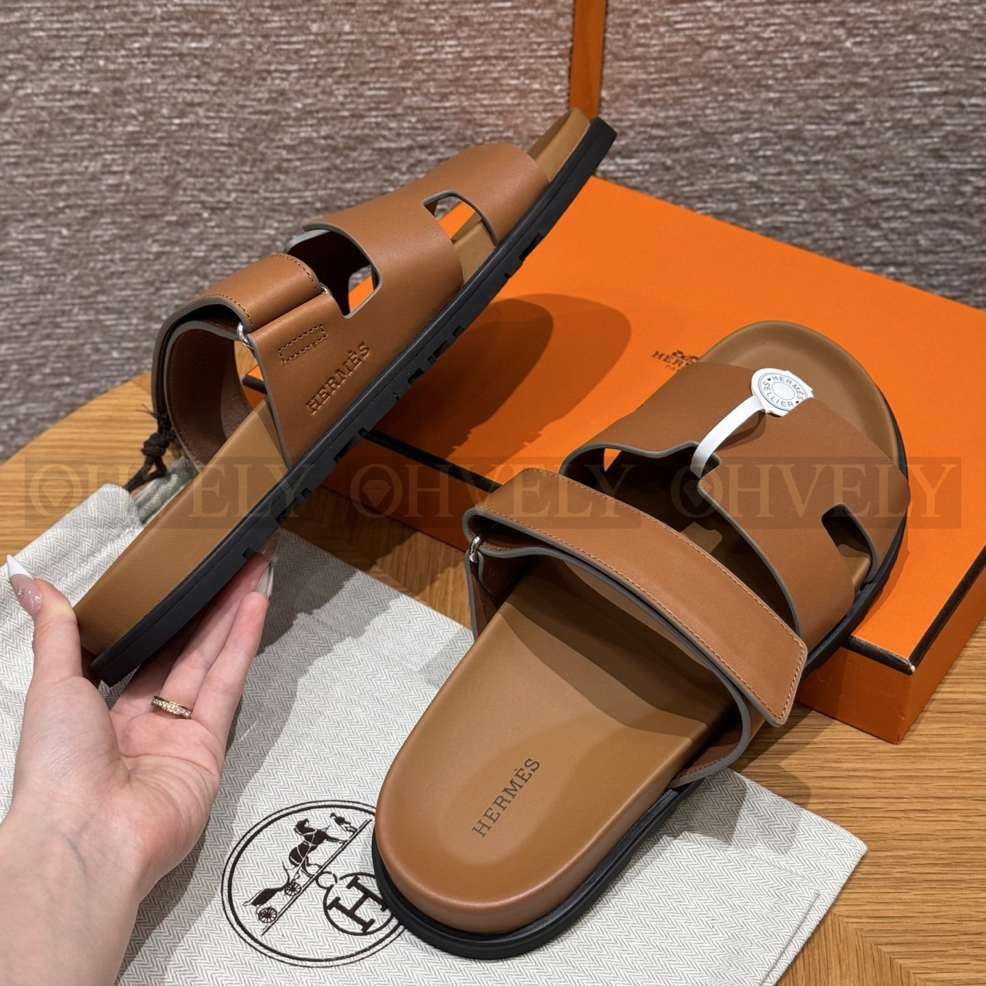 HERMÈS 에르메스 칩레 샌들 박스 카프스킨 & 블랙 로버 솔 (Naturel) 상품 썸네일
