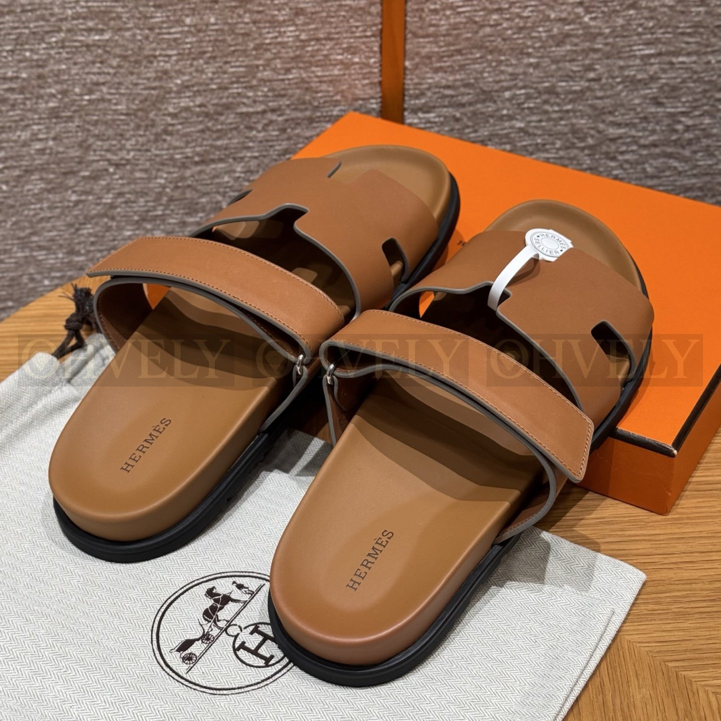 HERMÈS 에르메스 칩레 샌들 박스 카프스킨 & 블랙 로버 솔 (Naturel) 상품 썸네일