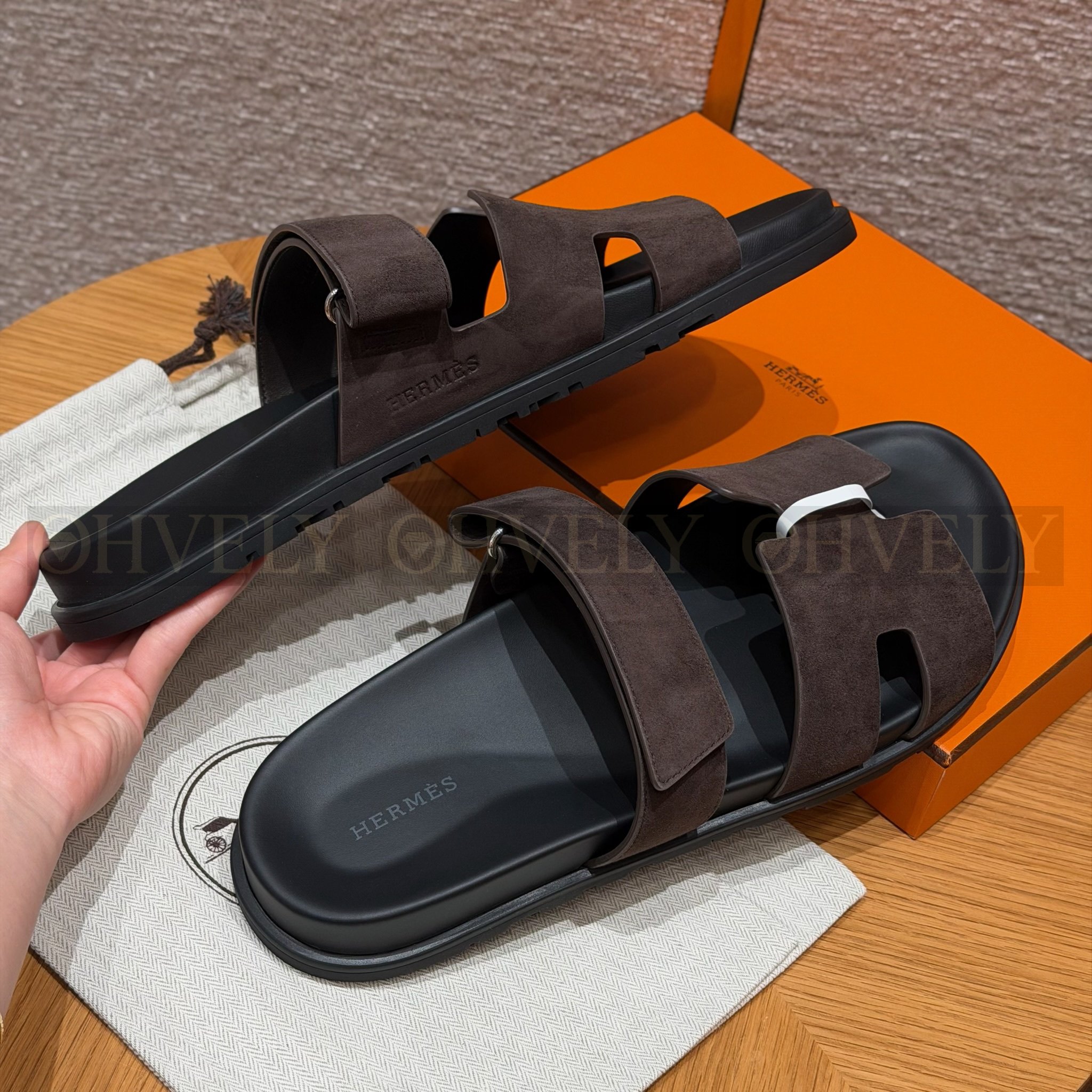 HERMÈS 에르메스 치프레 샌들 샤무아 카프스킨 & 블랙 로버 솔 (Ebène) 상품 썸네일