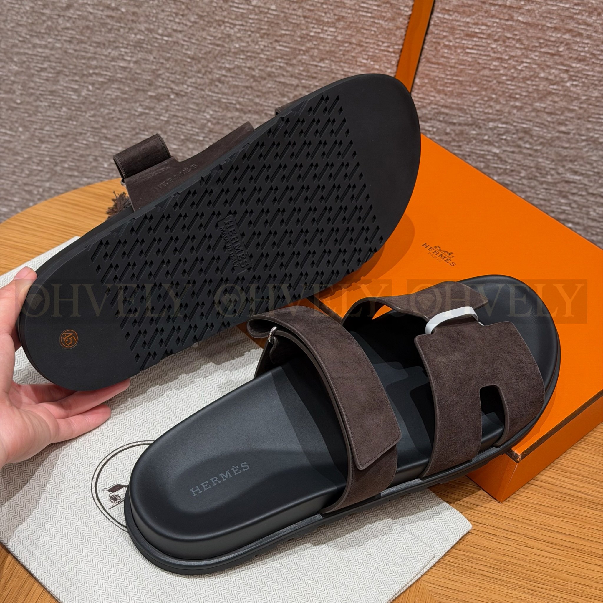 HERMÈS 에르메스 치프레 샌들 샤무아 카프스킨 & 블랙 로버 솔 (Ebène) 상품 썸네일