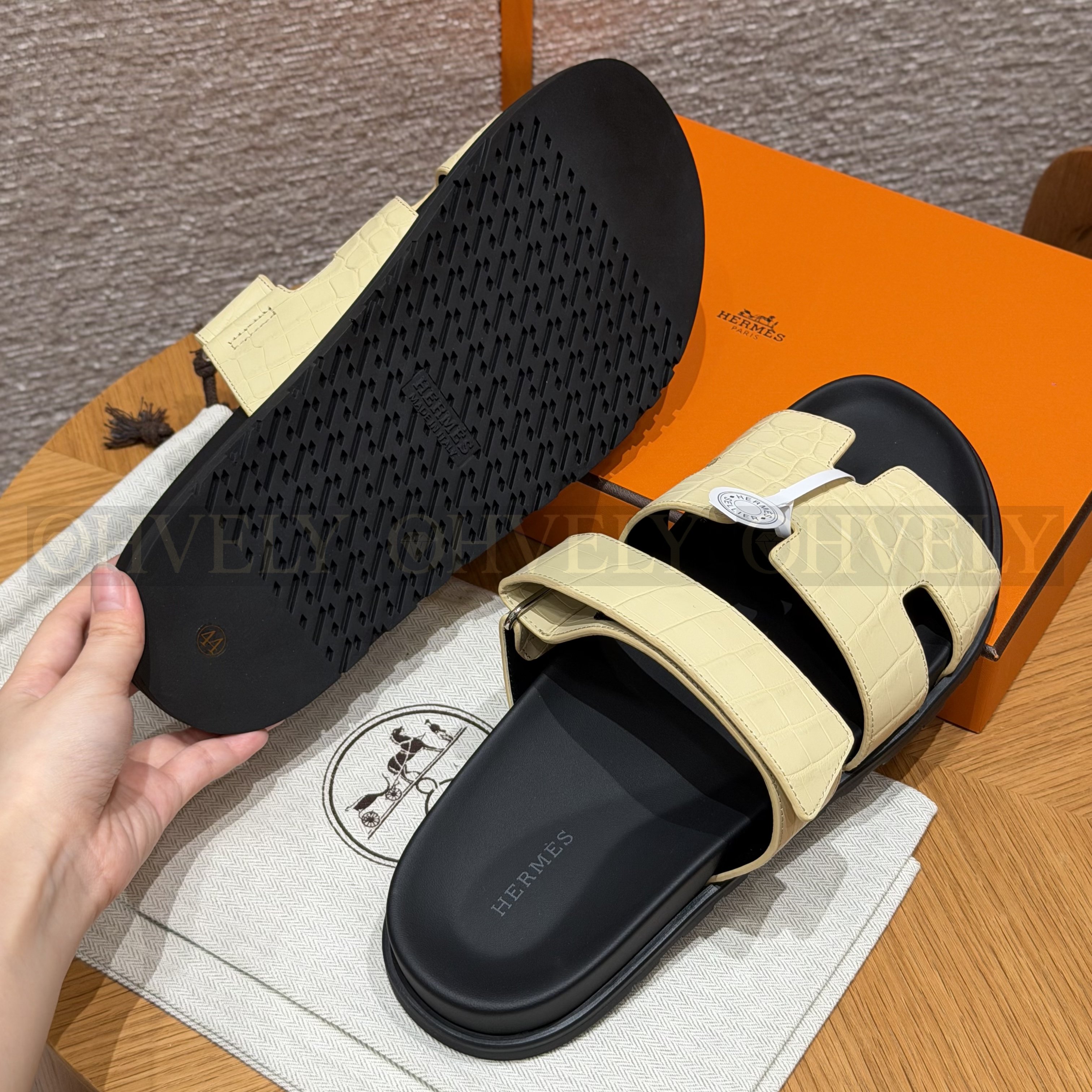 HERMÈS 에르메스 치프레 샌들 매트 엘리게이터 & 블랙 로버 솔 (Jaune de Naples) 상품 썸네일