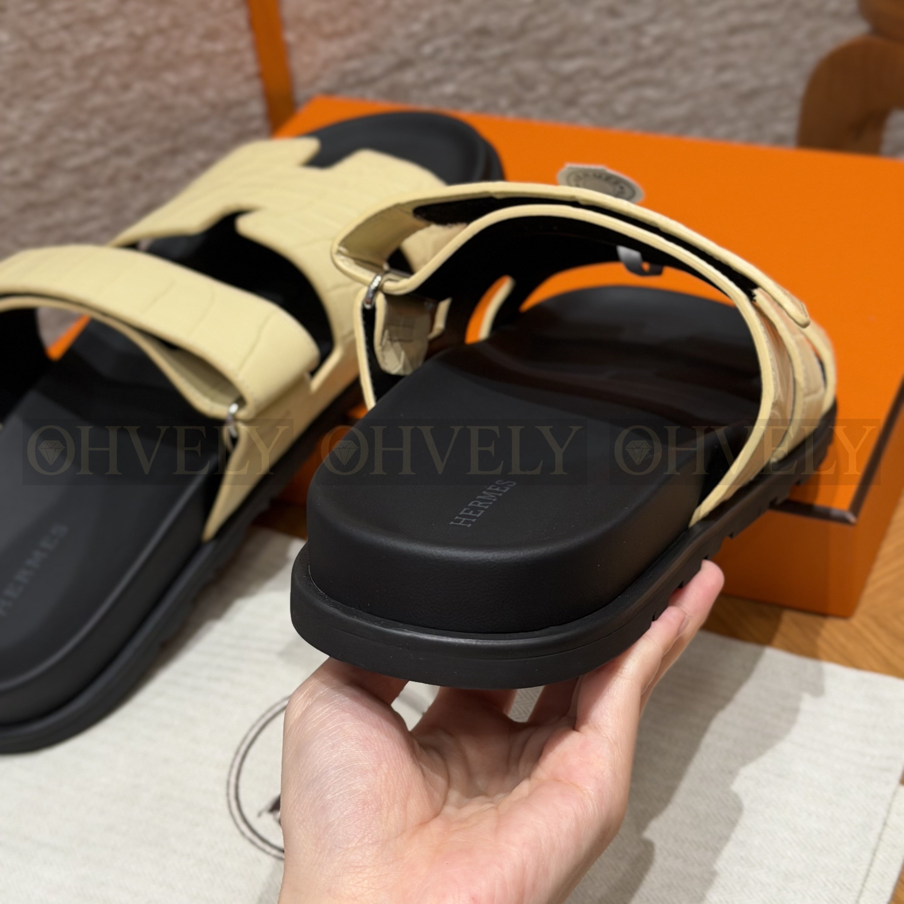HERMÈS 에르메스 치프레 샌들 매트 엘리게이터 & 블랙 로버 솔 (Jaune de Naples) 상품 썸네일