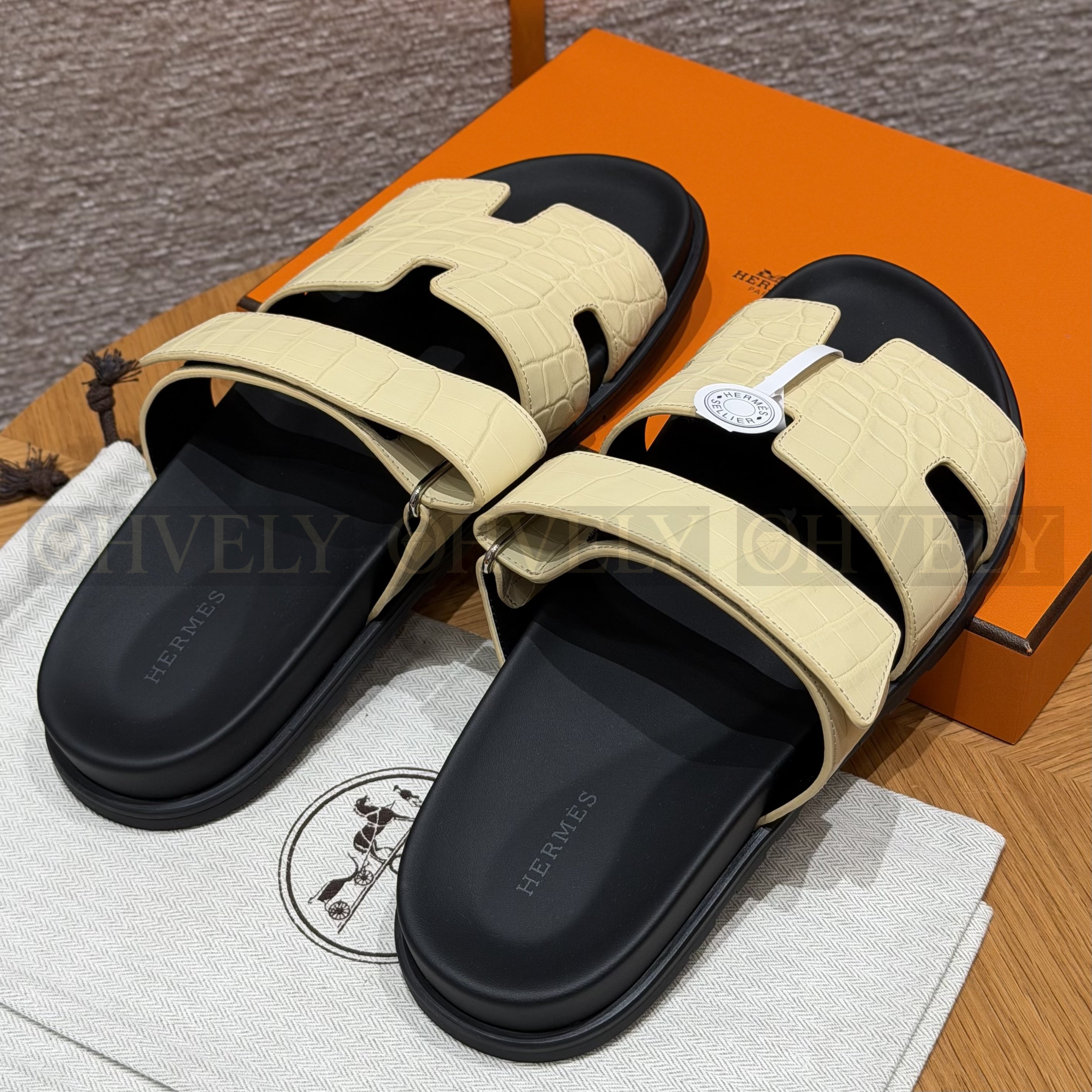 HERMÈS 에르메스 치프레 샌들 매트 엘리게이터 & 블랙 로버 솔 (Jaune de Naples) 상품 썸네일