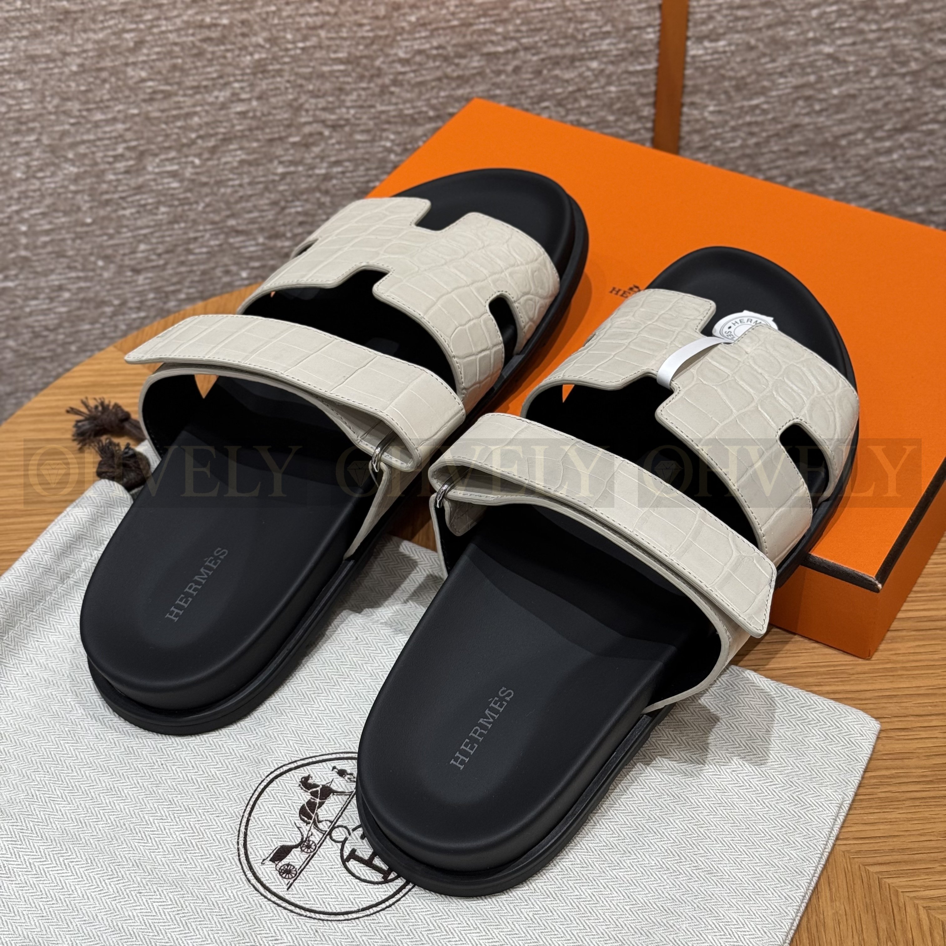 HERMÈS 에르메스 치프레 샌들 매트 엘리게이터 & 블랙 로버 솔 (Beton) 상품 썸네일