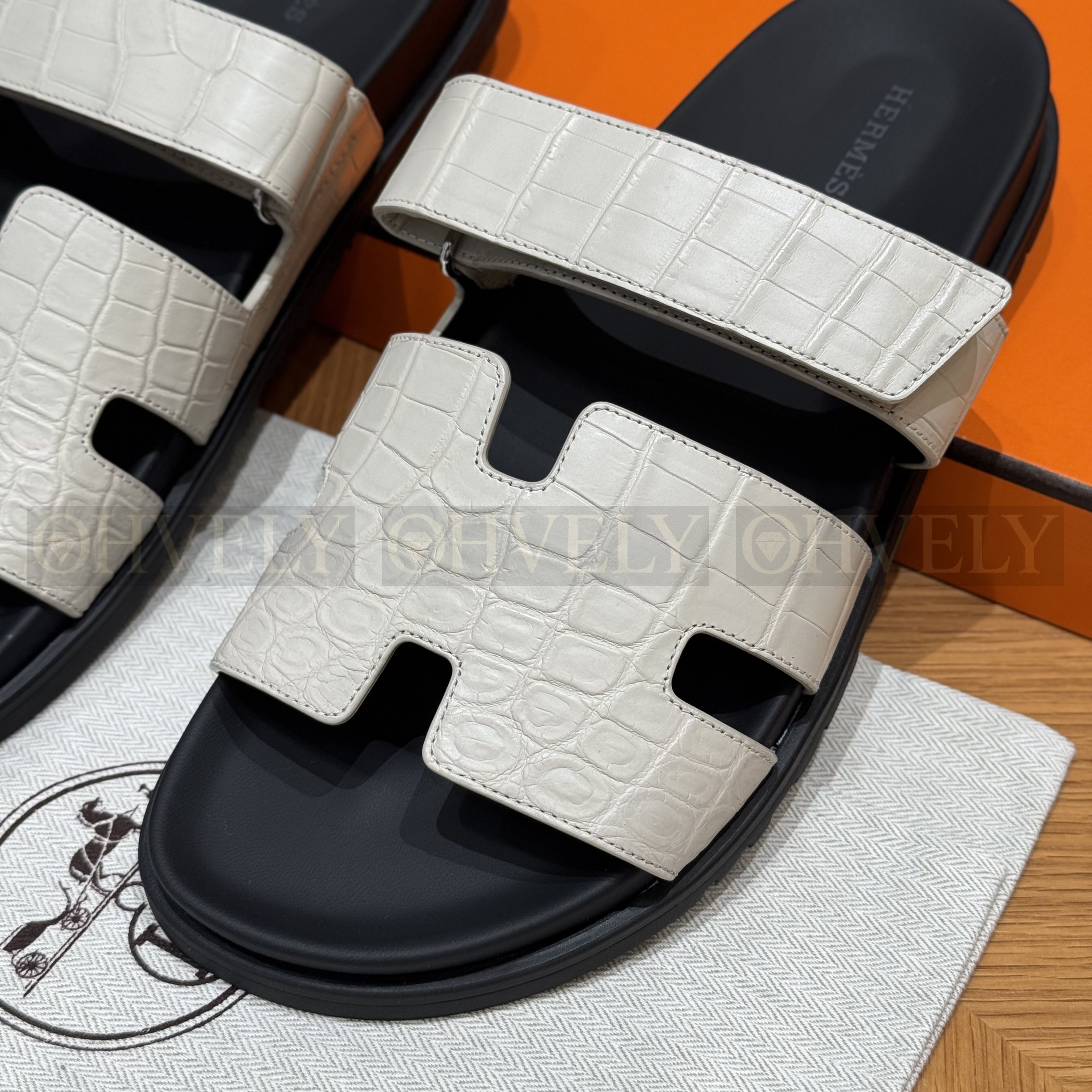 HERMÈS 에르메스 치프레 샌들 매트 엘리게이터 & 블랙 로버 솔 (Beton) 상품 썸네일
