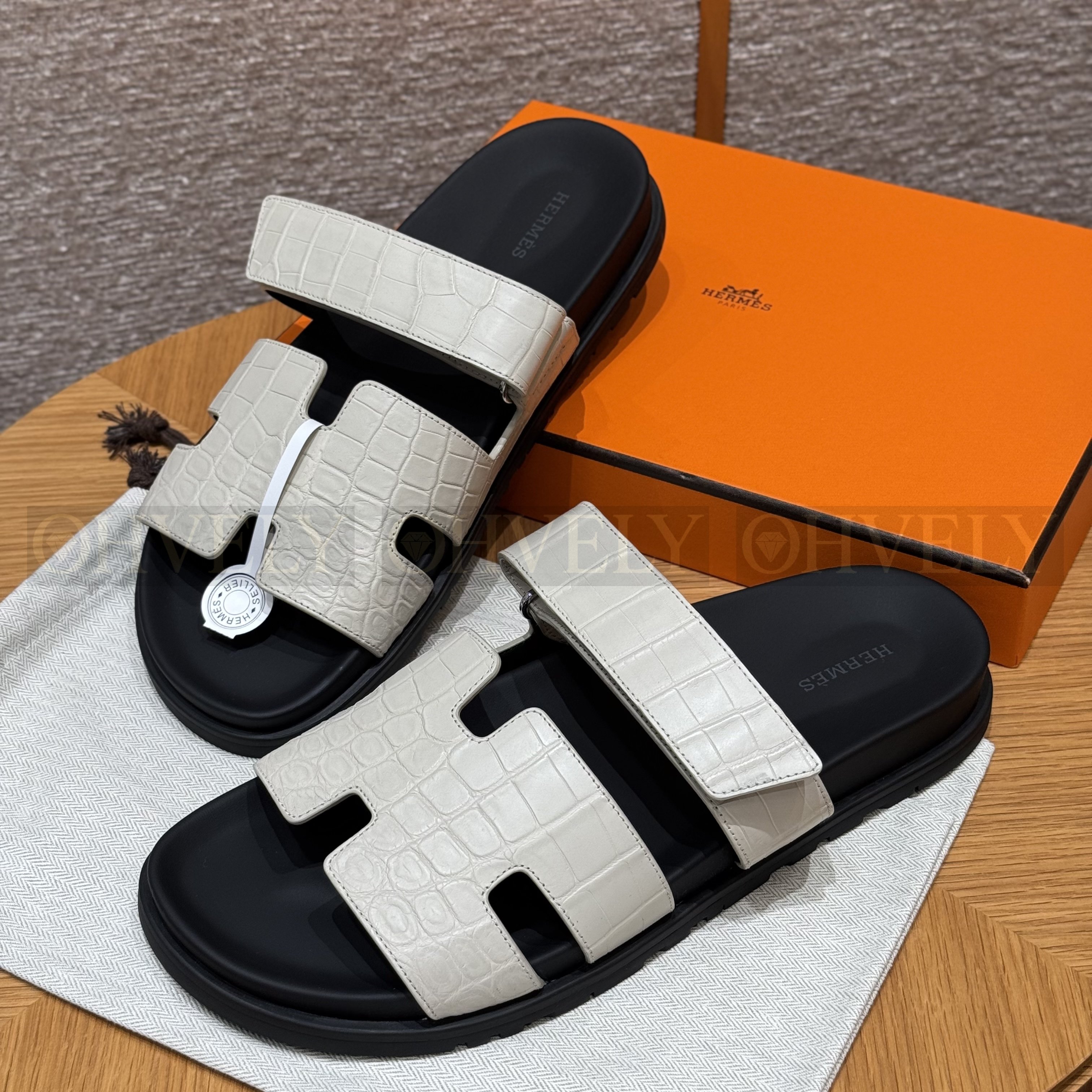 HERMÈS 에르메스 치프레 샌들 매트 엘리게이터 & 블랙 로버 솔 (Beton) 상품 썸네일