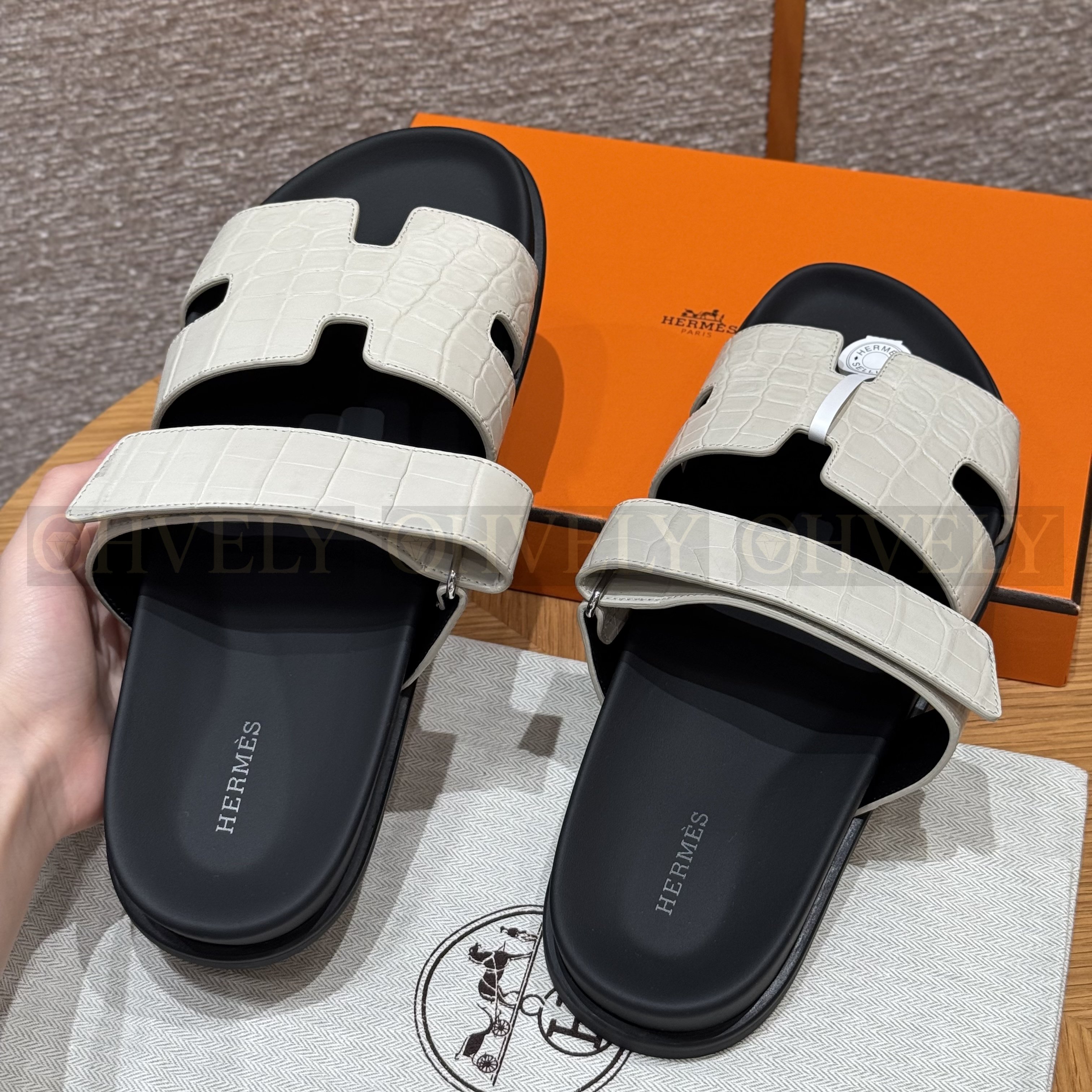 HERMÈS 에르메스 치프레 샌들 매트 엘리게이터 & 블랙 로버 솔 (Beton) 상품 썸네일