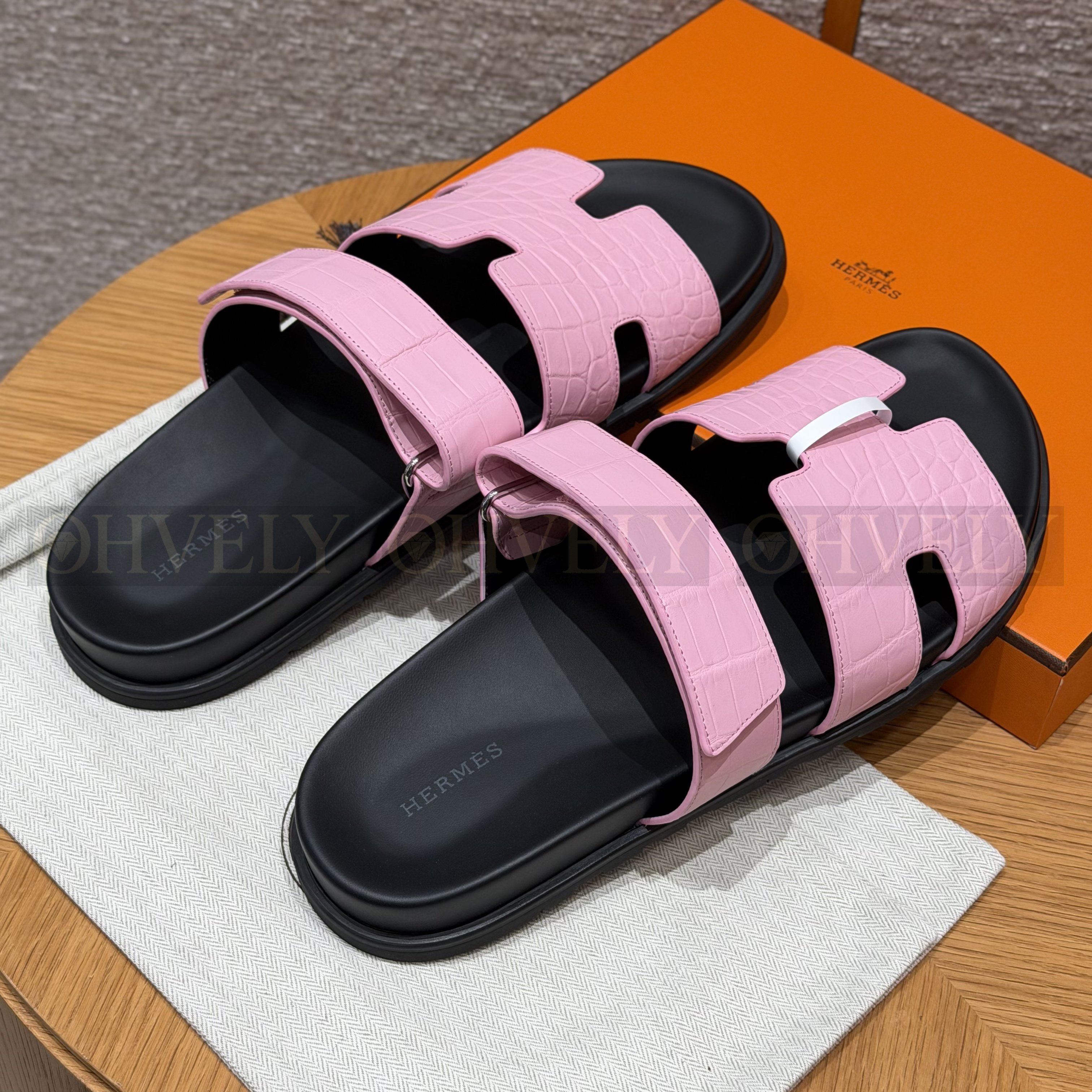 HERMÈS 에르메스 치프레 샌들 매트 엘리게이터 & 블랙 로버 솔 (pink) 상품 썸네일
