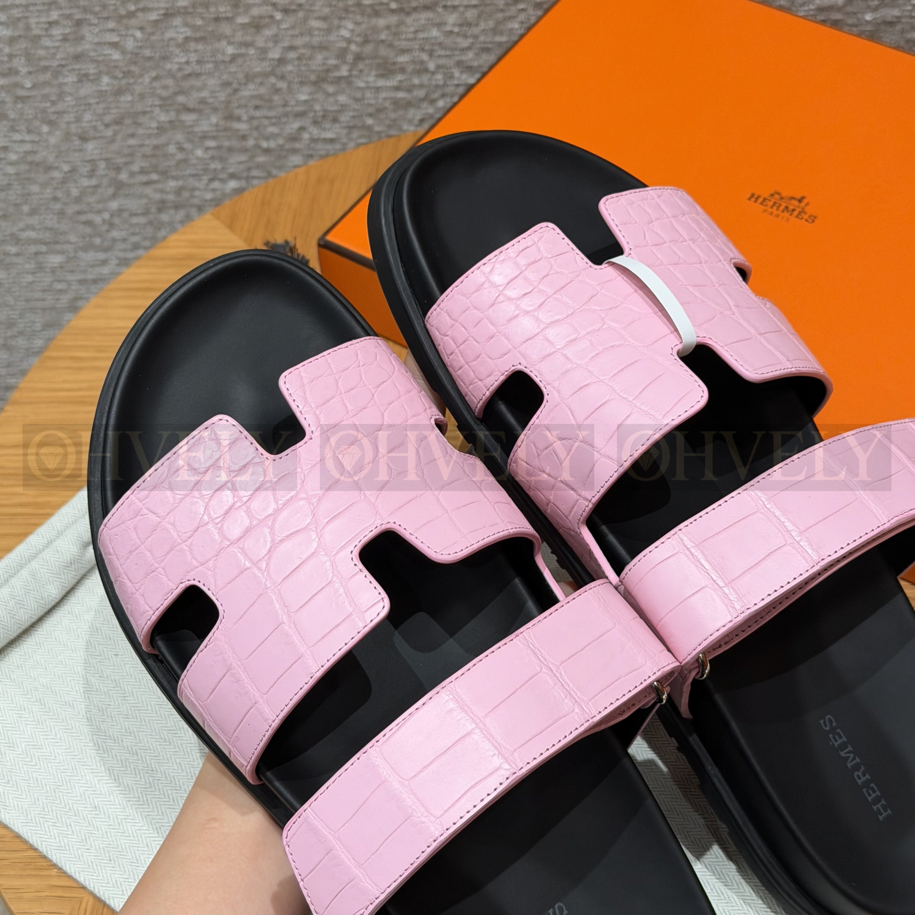 HERMÈS 에르메스 치프레 샌들 매트 엘리게이터 & 블랙 로버 솔 (pink) 상품 썸네일