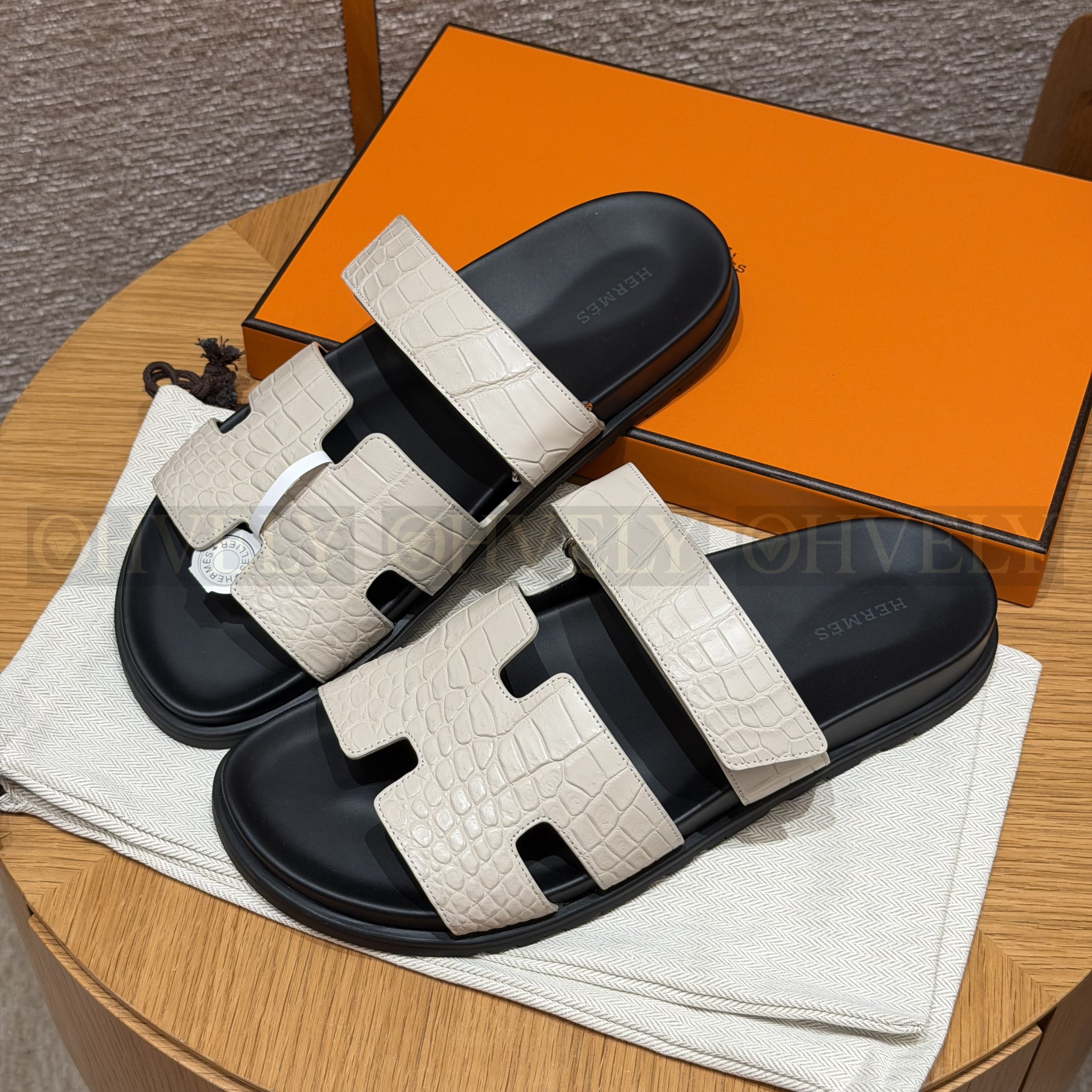 HERMÈS 에르메스 치프레 샌들 매트 엘리게이터 & 블랙 로버 솔 (Beton) 상품 썸네일