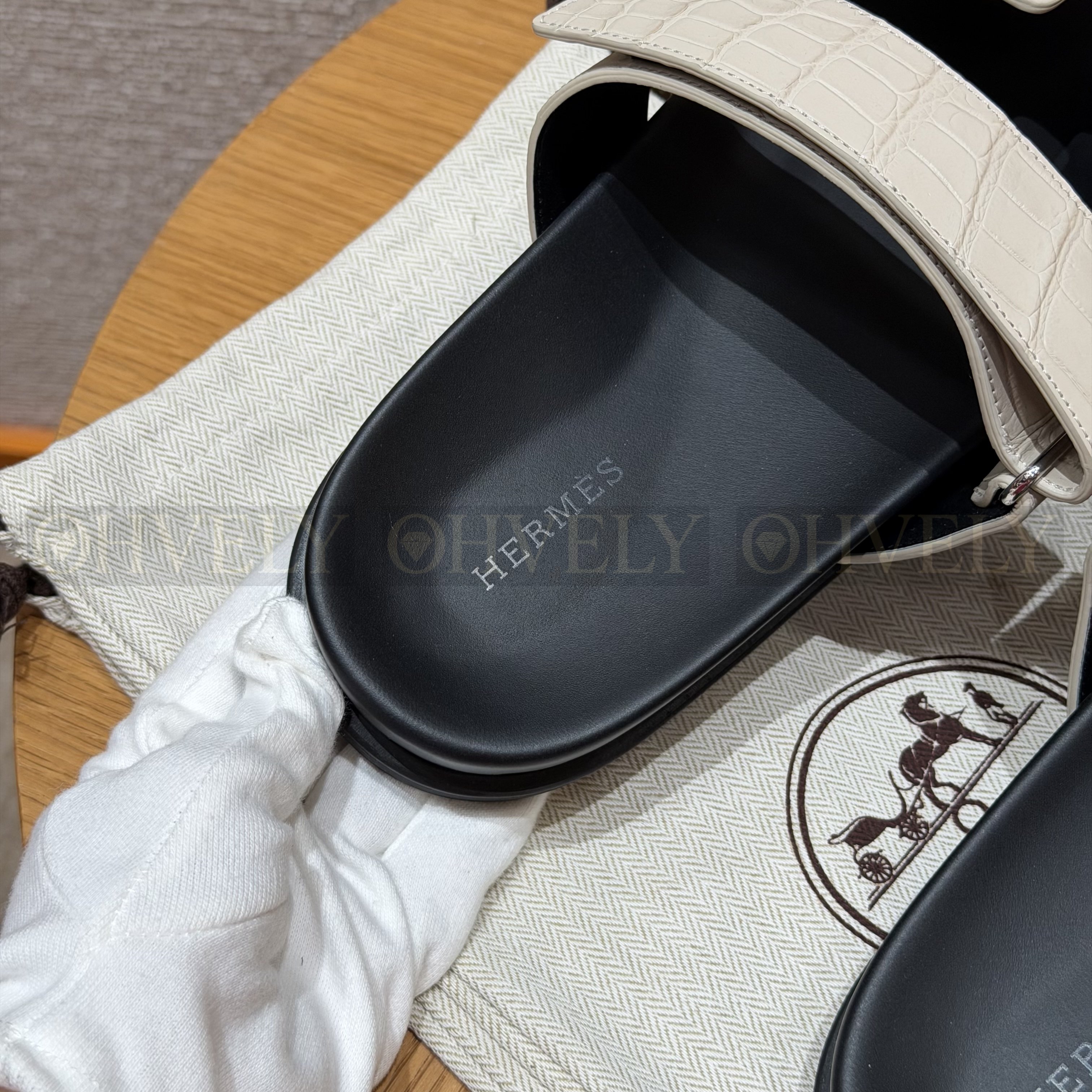 HERMÈS 에르메스 치프레 샌들 매트 엘리게이터 & 블랙 로버 솔 (Beton) 상품 썸네일