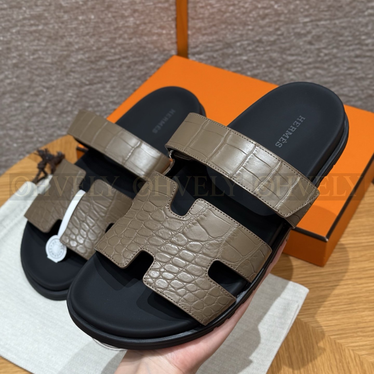 HERMÈS 에르메스 치프레 샌들 매트 엘리게이터 & 블랙 로버 솔 (Etoupe) 상품 썸네일