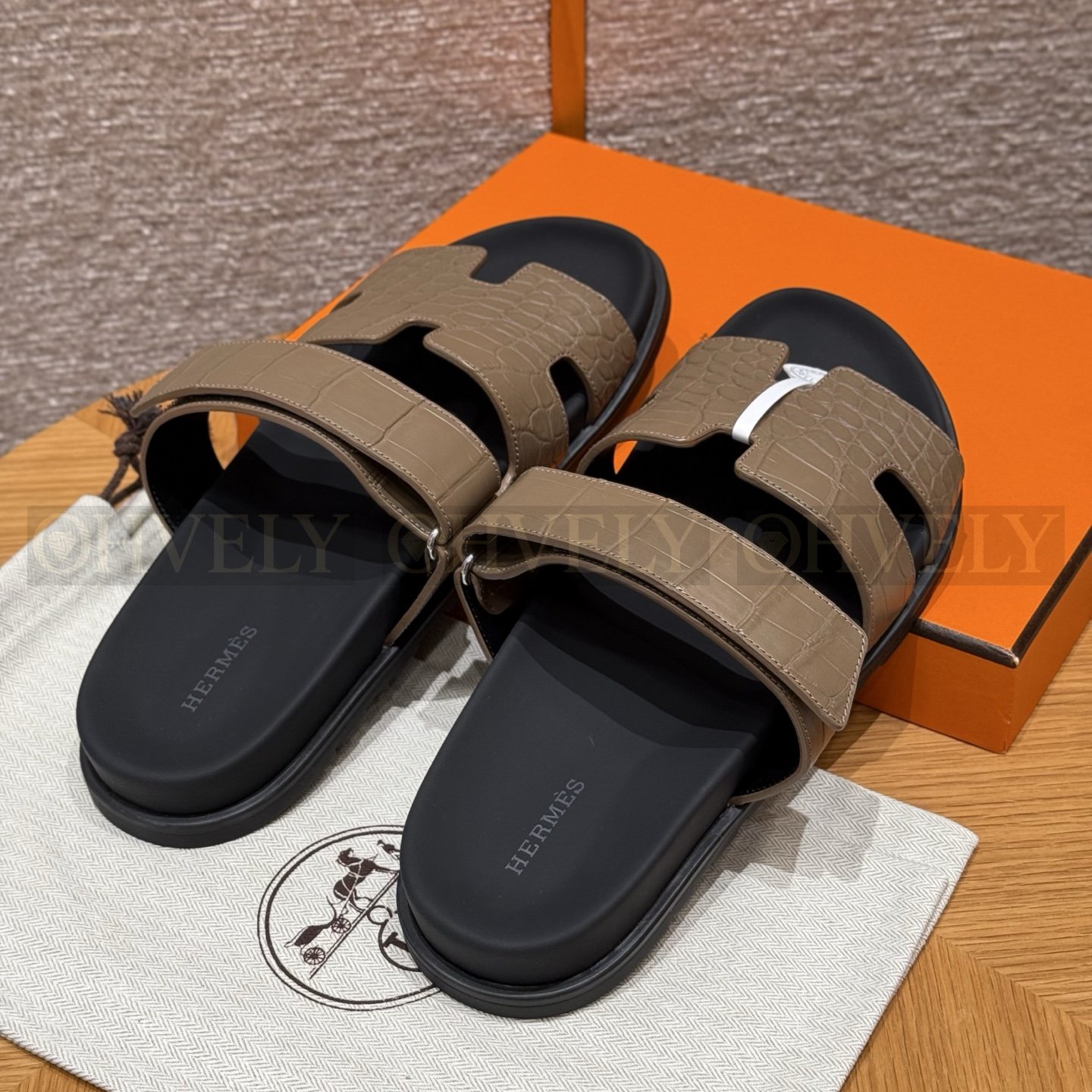 HERMÈS 에르메스 치프레 샌들 매트 엘리게이터 & 블랙 로버 솔 (Etoupe) 상품 썸네일