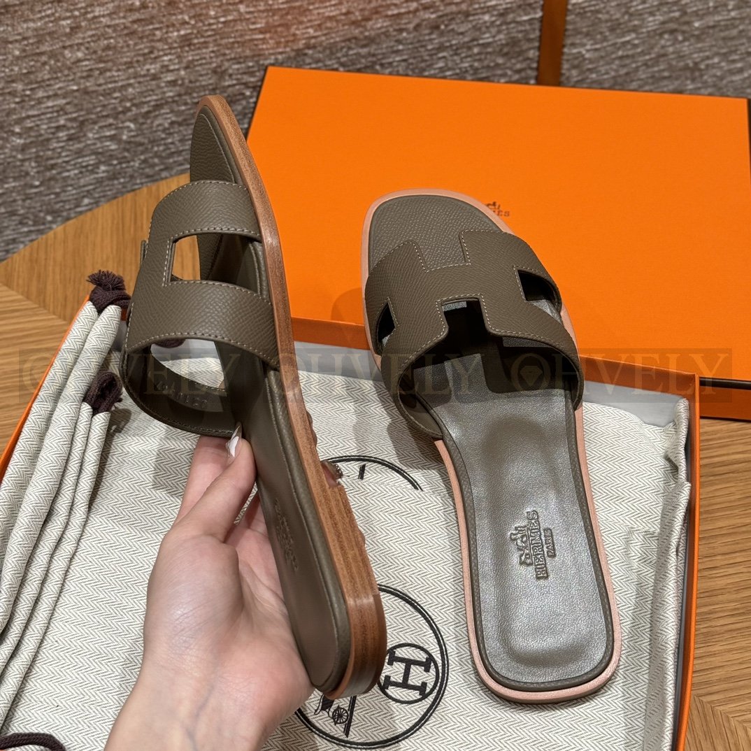 HERMÈS 에르메스 오란 샌들 엡송 카프스킨 (Etoupe) 상품 썸네일