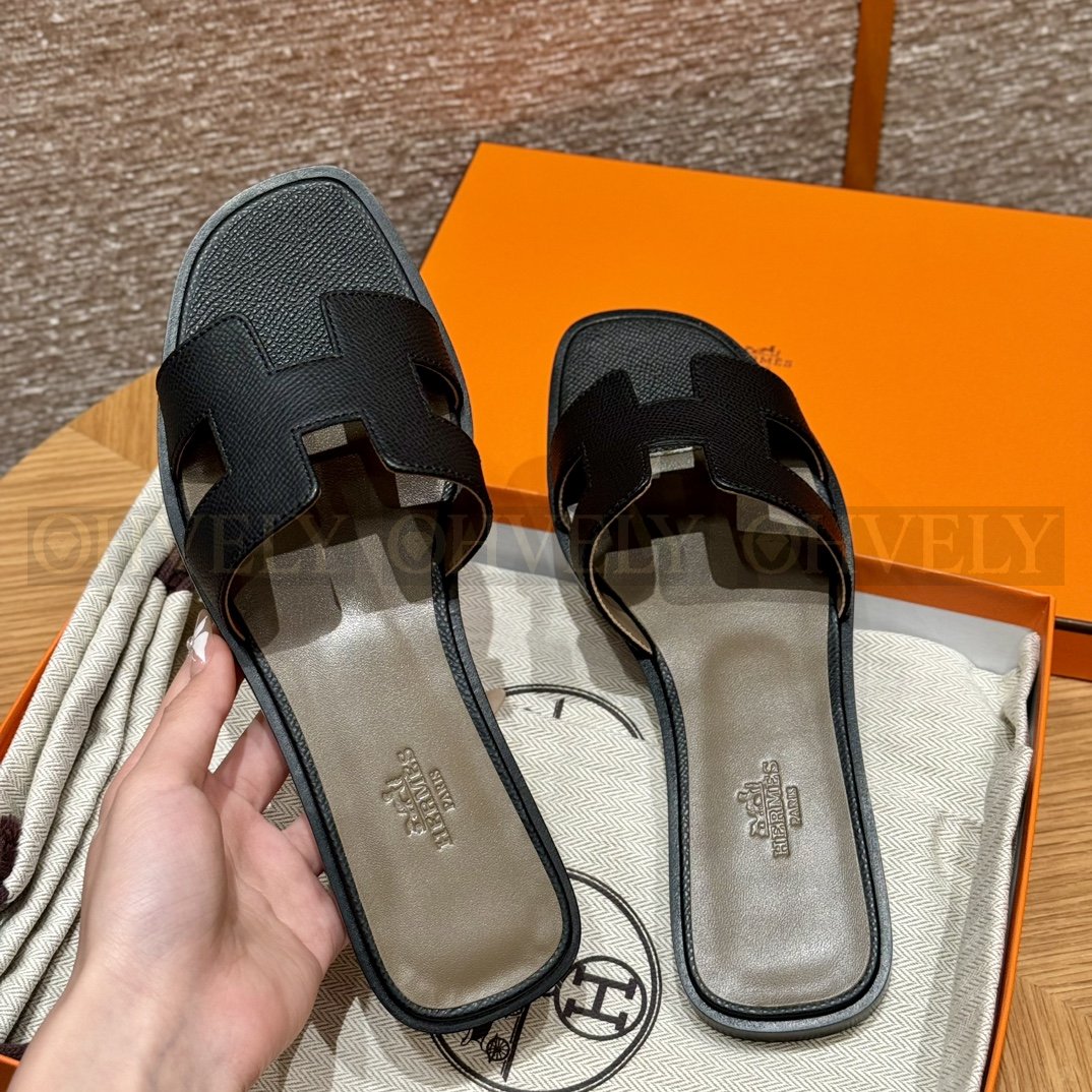 HERMÈS 에르메스 오란 샌들 엡송 카프스킨 (Black) 상품 썸네일