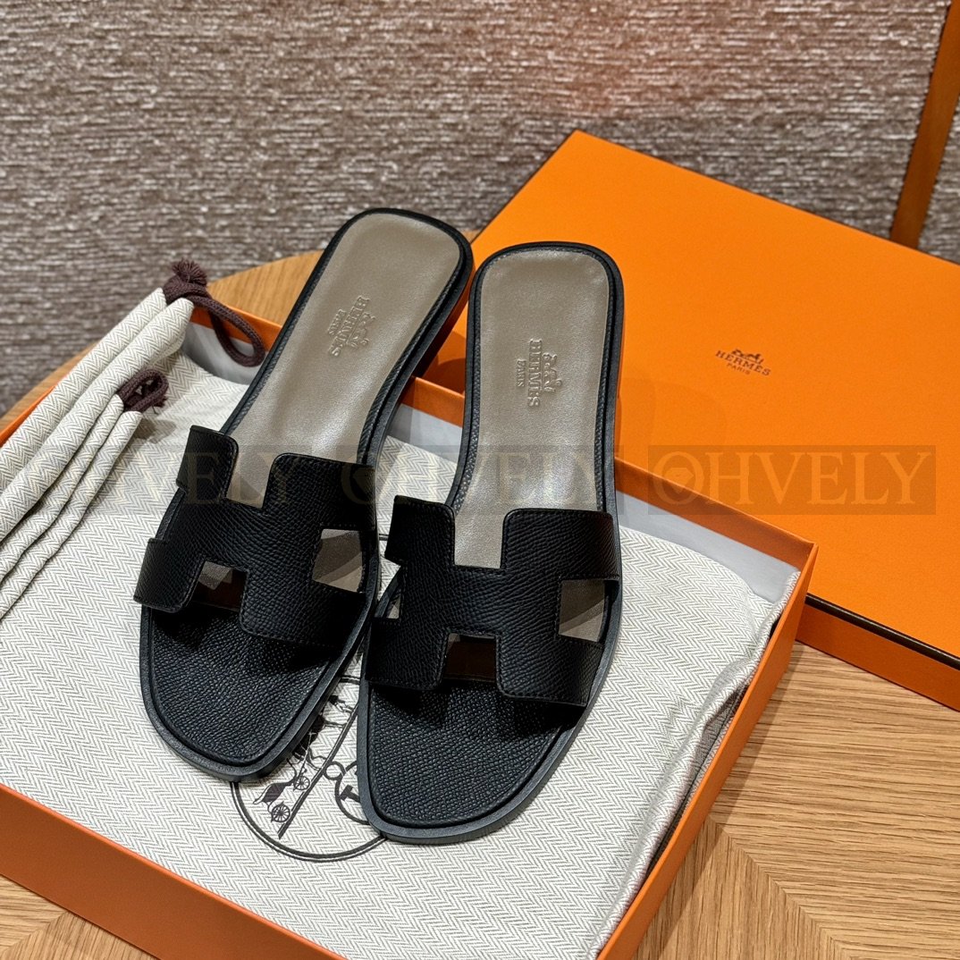 HERMÈS 에르메스 오란 샌들 엡송 카프스킨 (Black) 상품 썸네일