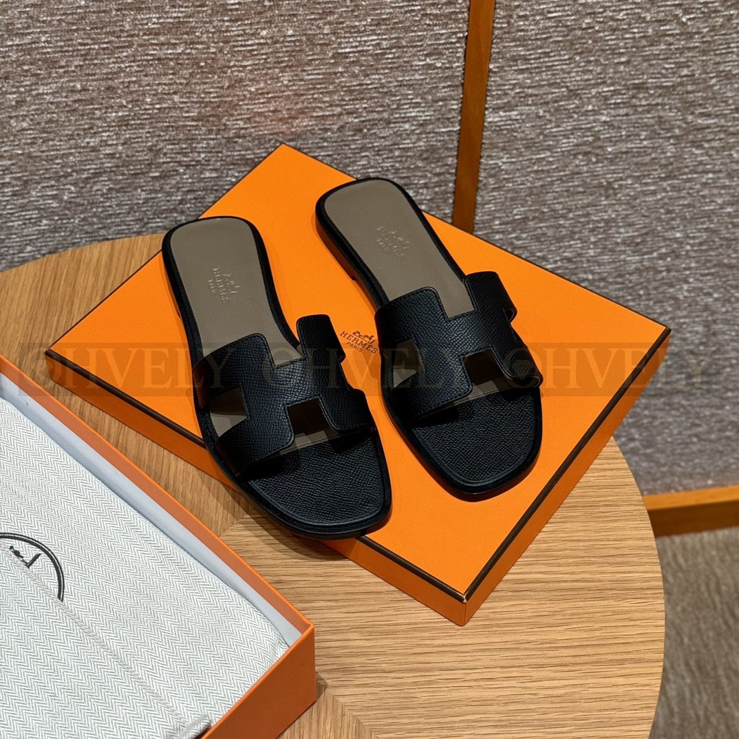 HERMÈS 에르메스 오란 샌들 엡송 카프스킨 (Black) 상품 썸네일