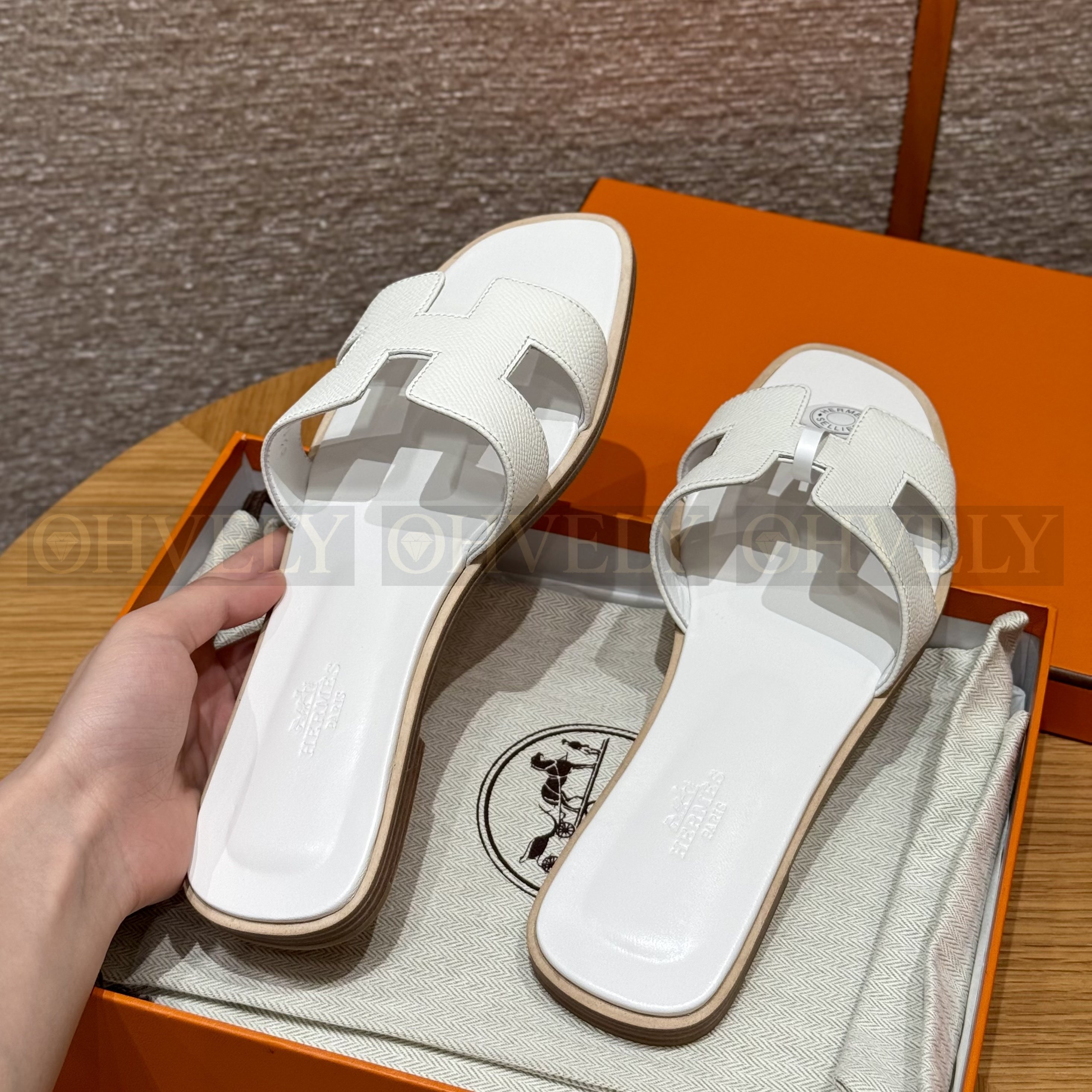 HERMÈS 에르메스 오란 샌들 엡송 카프스킨 (Blanc) 상품 썸네일