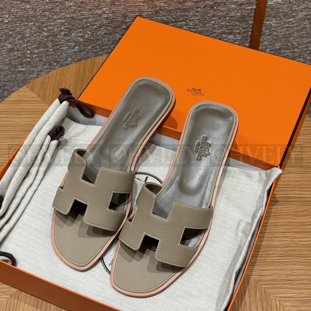 HERMÈS 에르메스 오란 샌들 엡송 카프스킨 (Trench) 상품 썸네일