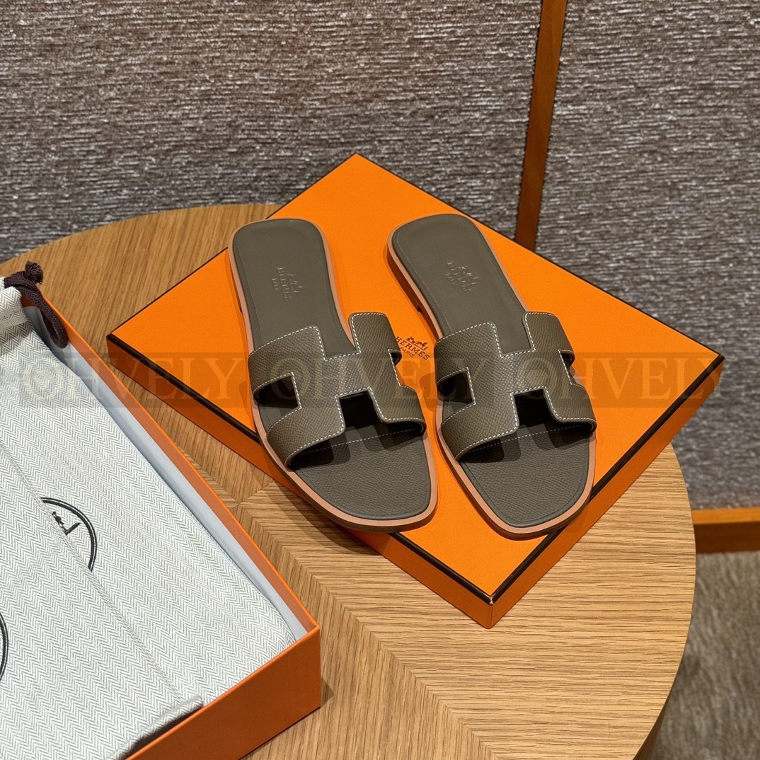 HERMÈS 에르메스 오란 샌들 엡송 카프스킨 (Etoupe) 상품 썸네일